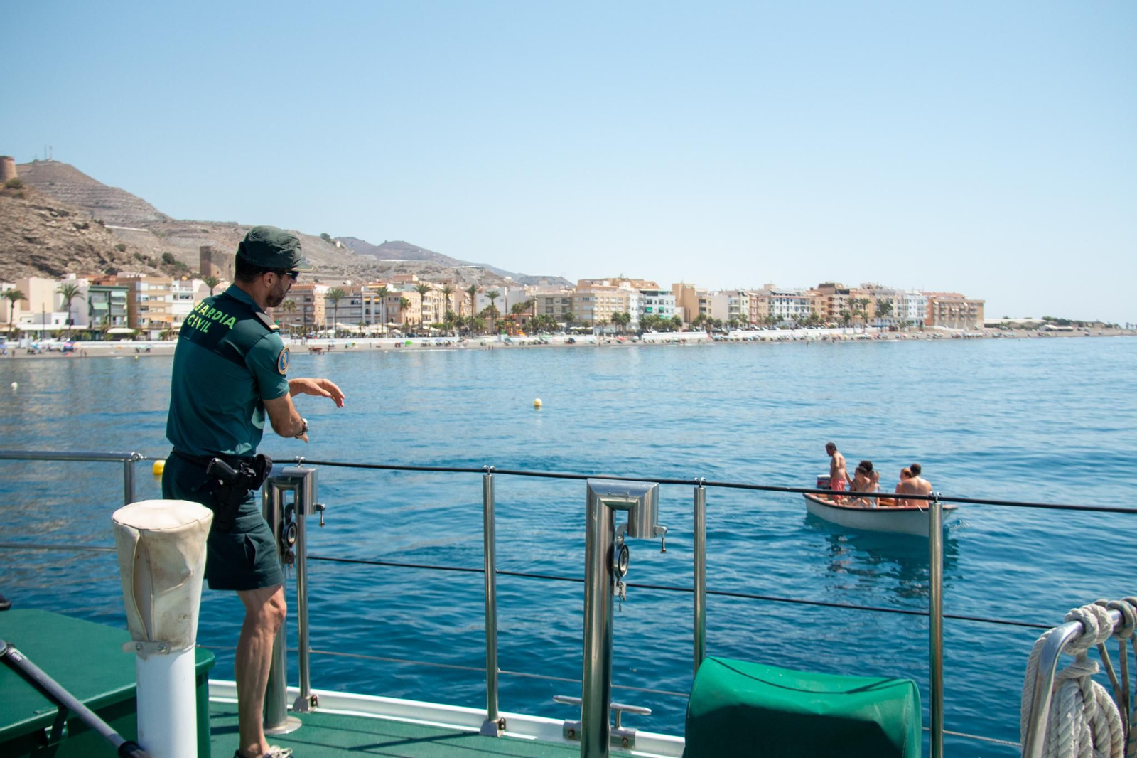 Motos de agua, vigilancia de zonas de las zonas de baño y redes a la deriva: una jornada de trabajo con el Servicio Marítimo de la Guardia Civil Motos de agua, vigilancia de zonas de las zonas de baño y redes a la deriva: una jornada de trabajo con el Servicio Marítimo de la Guardia Civil