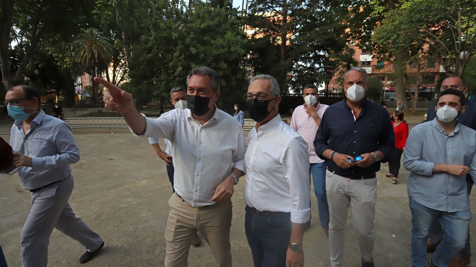 Fotos de Juan Espadas con simpatizantes del Psoe en Algeciras