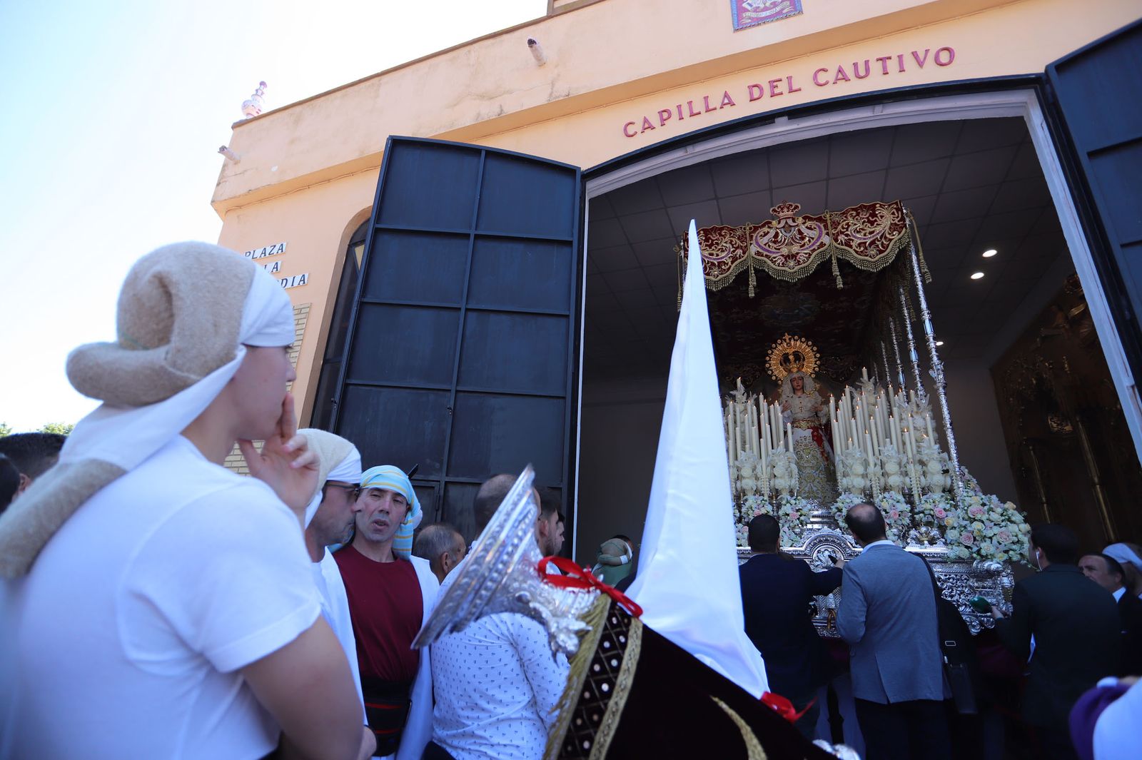 Imágenes del recorrido de la Hermandad del Cristo Cautivo de Huelva