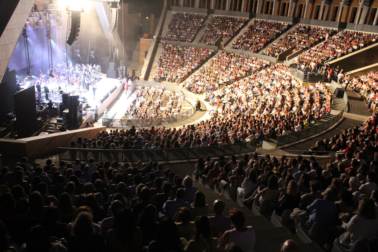 Multitud de espectadores escuchan el concierto de Raphael.