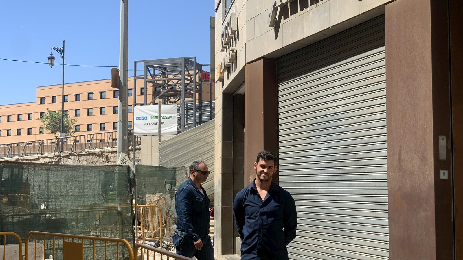 Francisco Aguirre, de Armería Aguirre en la puerta de su negocio. Francisco Aguirre, de Armería Aguirre en la puerta de su negocio.