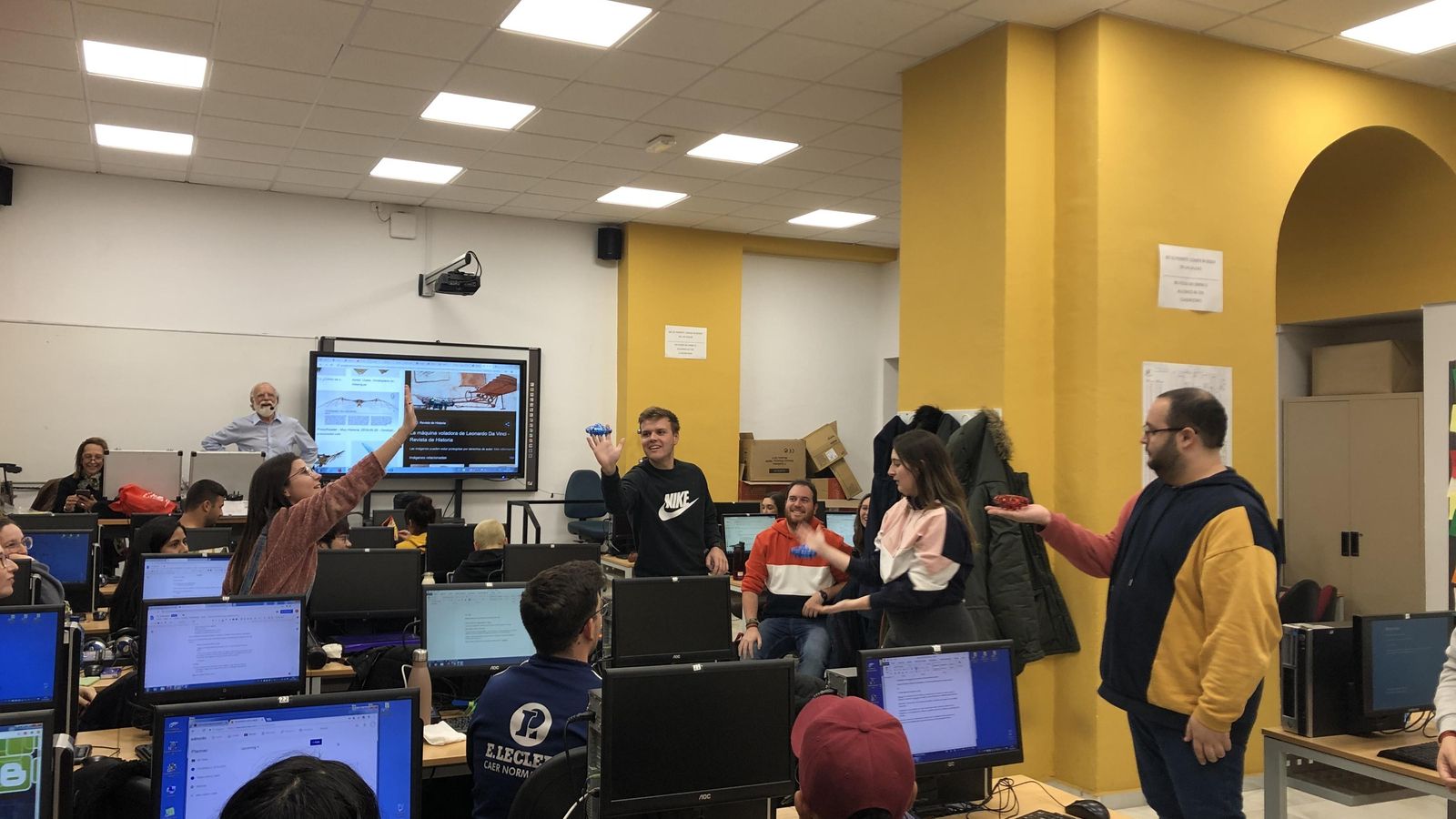 Una clase del profesor Roberto Cuadros, en la Facultad de Filología de la US