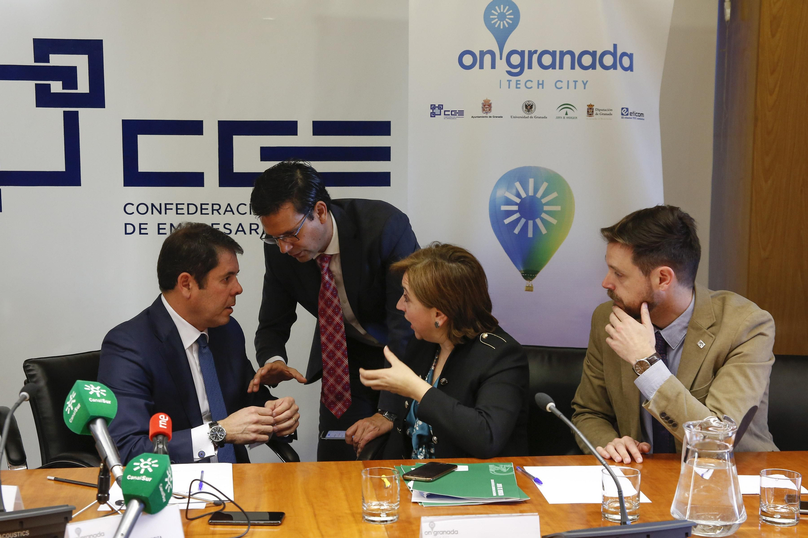 El presidente de OnGranada, Gerardo Cuerva, dialoga con Francisco Cuenca, Sandra García y Juan José Martín durante la primera reunión de 2018.