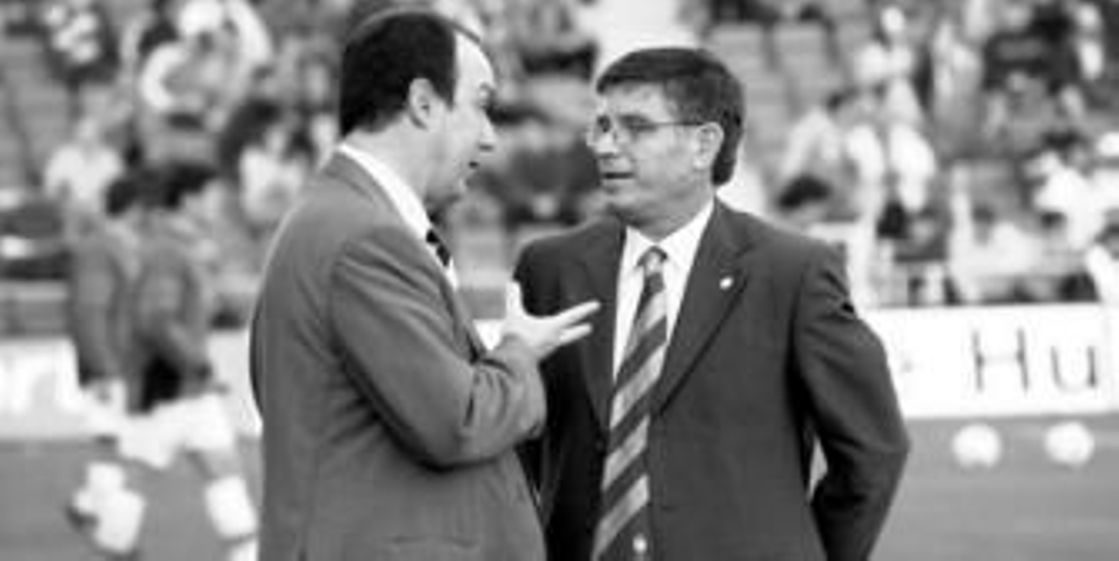 Julio Peguero (d) dialoga con Rafa Benítez antes de un partido del Recreativo contra el Valencia hace algunos años.