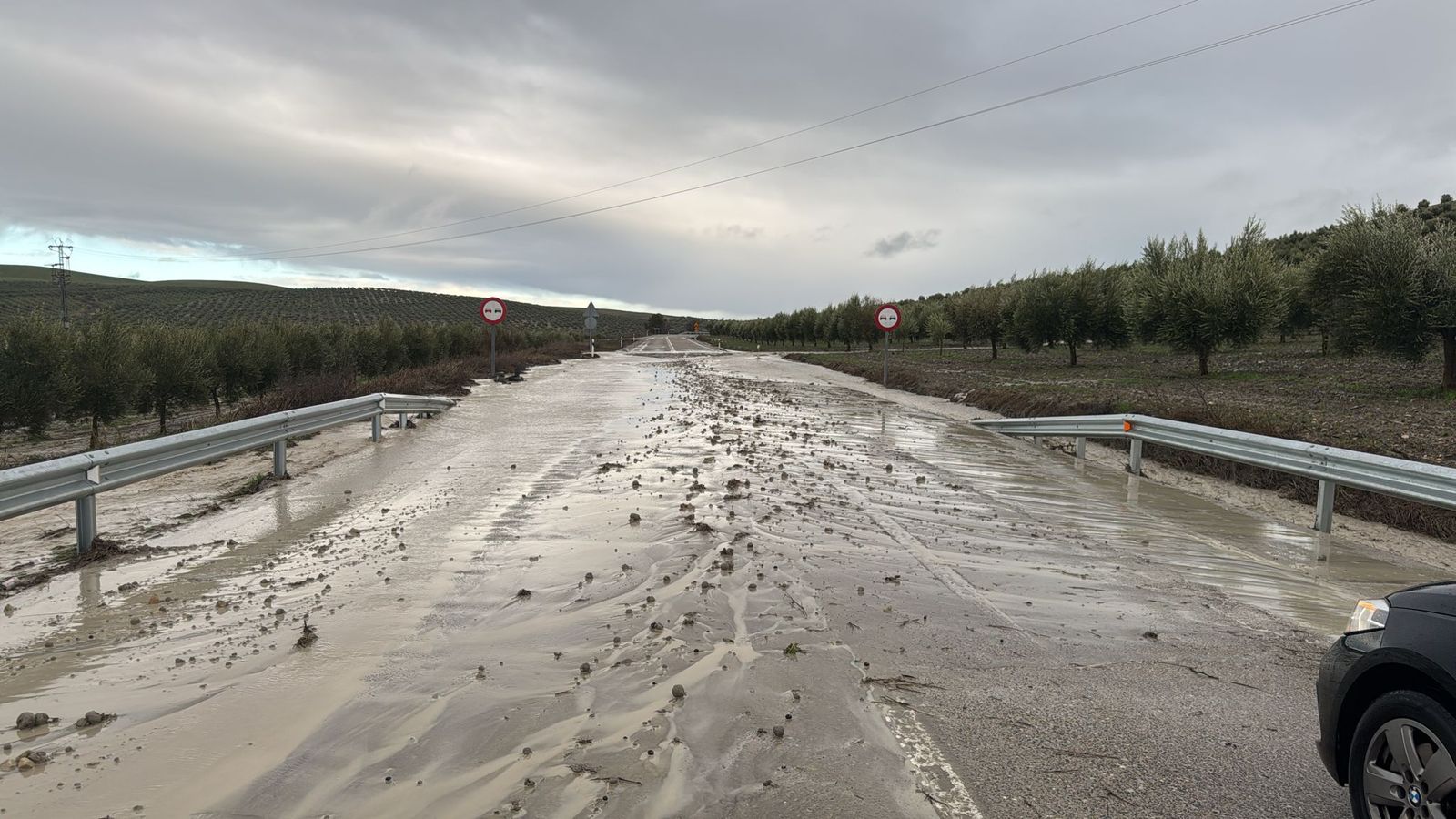 Aspecto que presenta la carretera A-309 y que está cortada al tráfico.