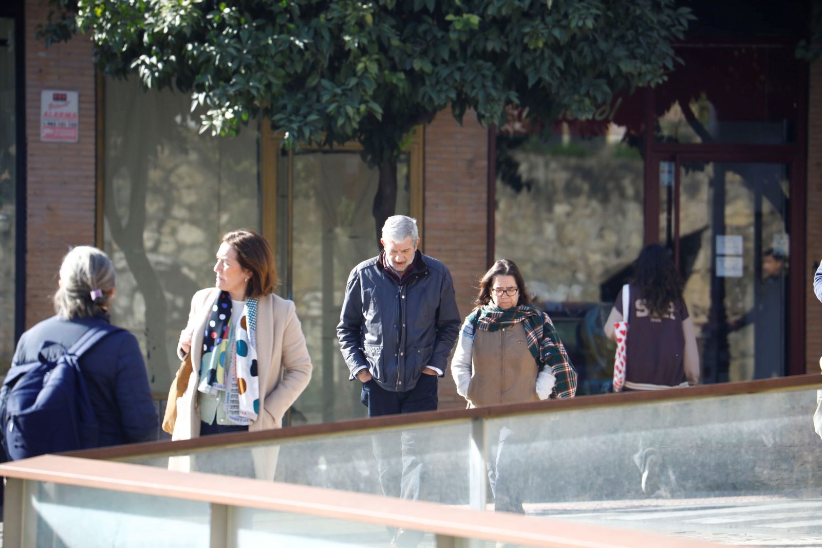 Varias personas caminan por una calle de Córdoba.