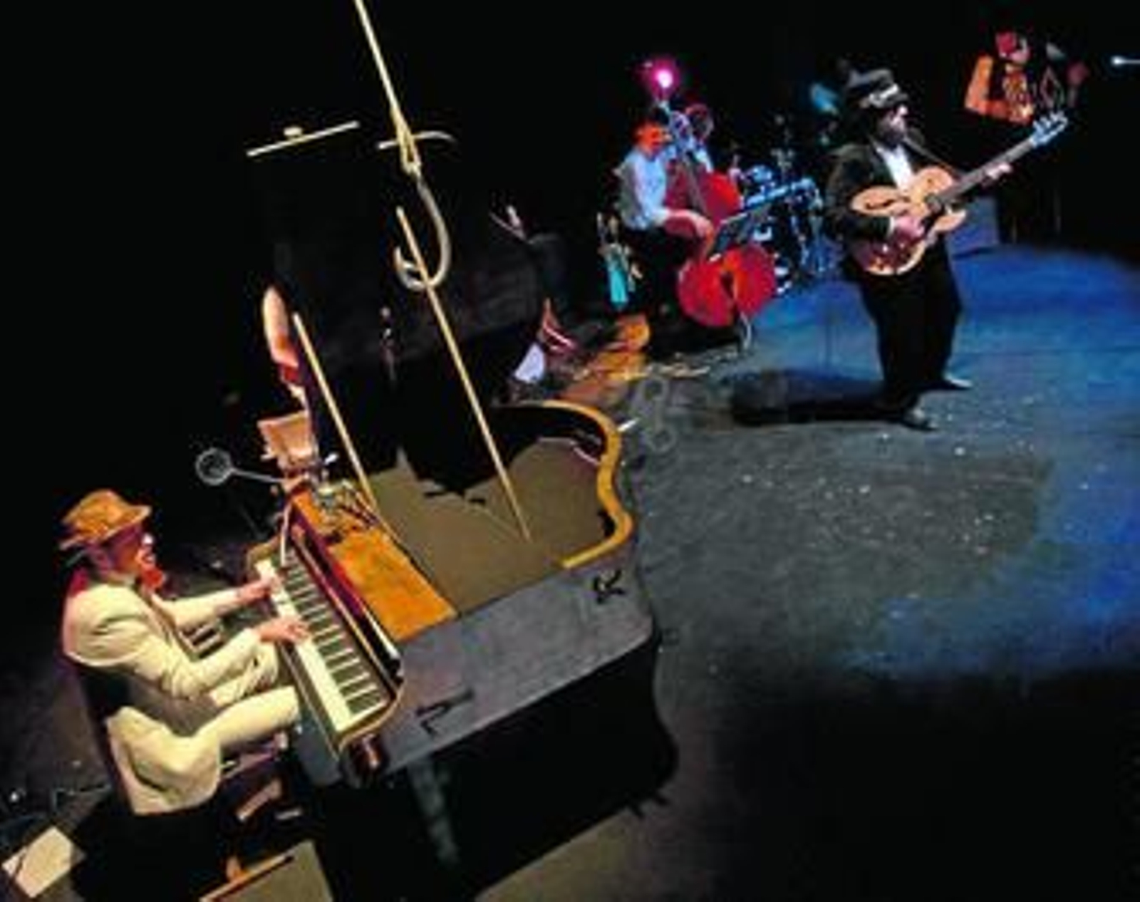 El intérprete se acompaña en su nueva aventura musical por el grupo La Bizarrería.