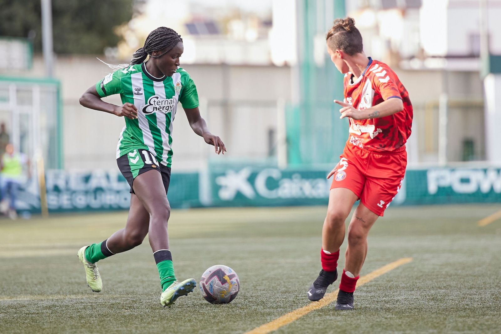 La bética Babajide encara a una rival.