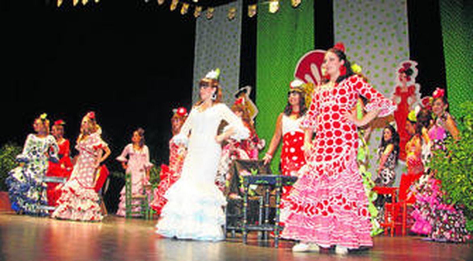 En la foto de arriba, una veintena de jóvenes vestidas de flamenca desfilaron por el escenario del Teatro Moderno. Abajo, las siete damas de honor.