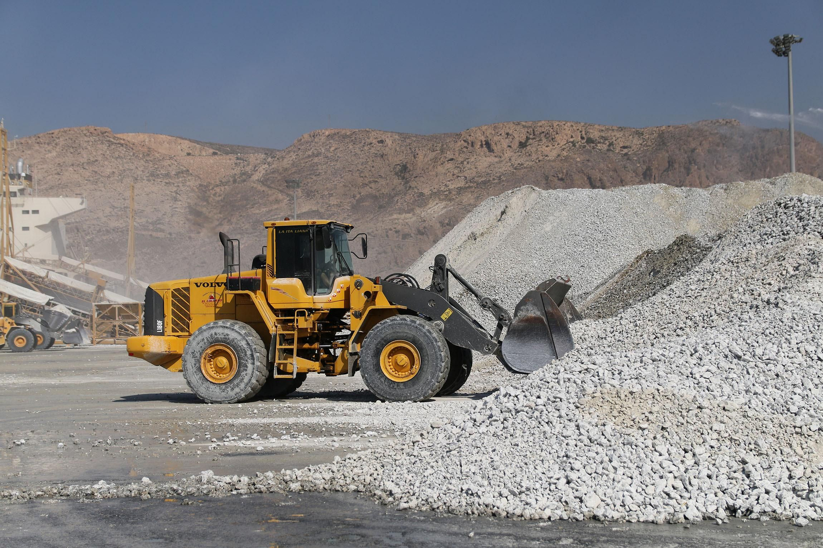 Así se carga en grandes barcos el yeso de Almería para exportarlo al extranjero