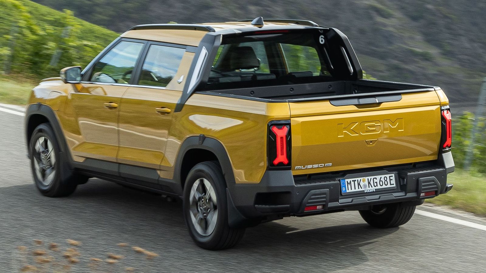 No se siente particular rápido de reacciones, pero con suspensiones de tipo independiente en ambos ejes sí es un vehículo cómodo y parece aceptablemente más ágil que un pick-up convencional en carretera.