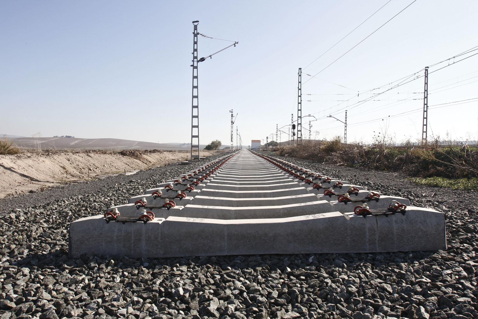 Una imagen de archivo de una vía férrea sin concluir en la provincia gaditana