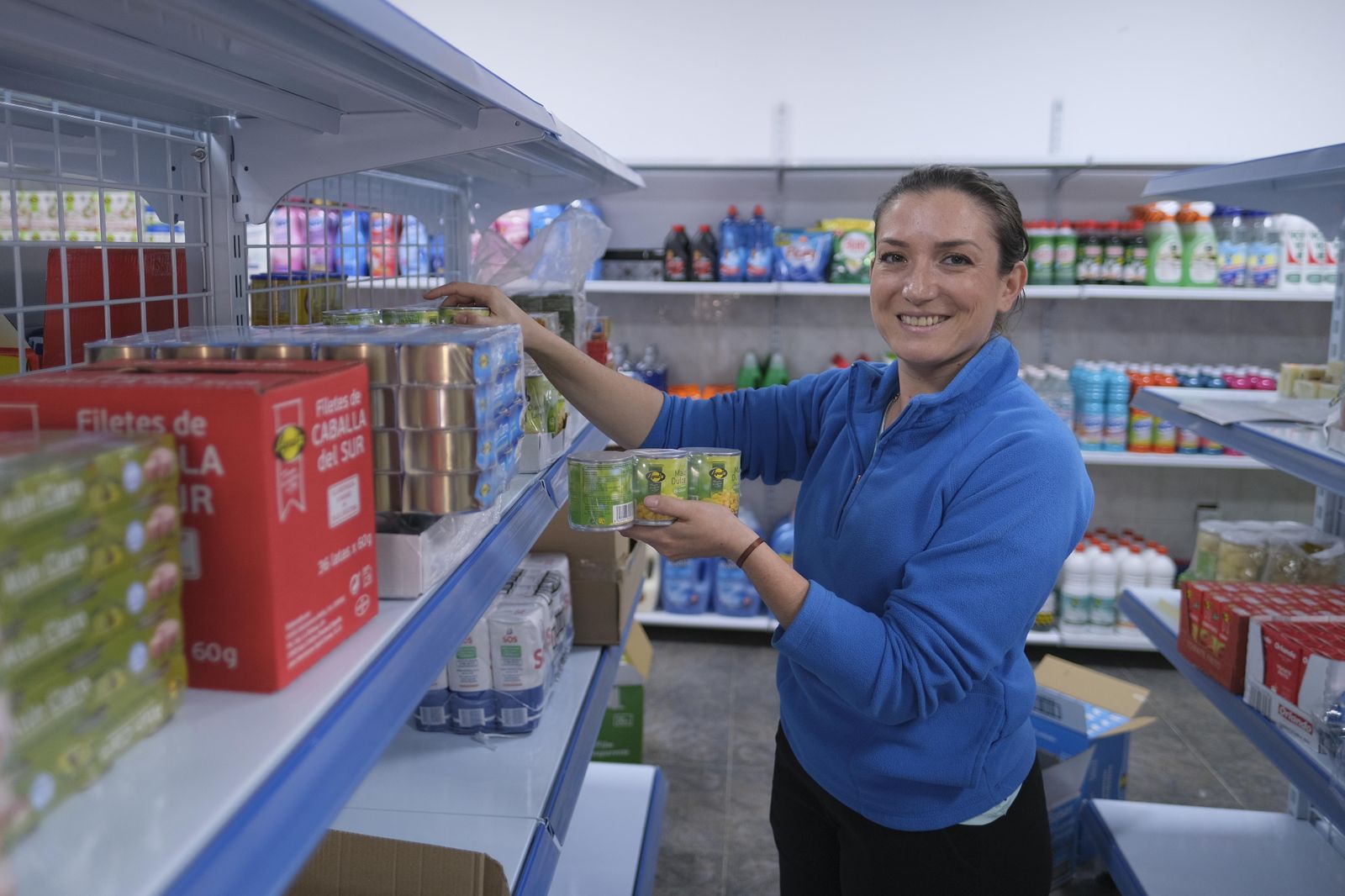 Wendy Melgar colocando productos en su tienda.