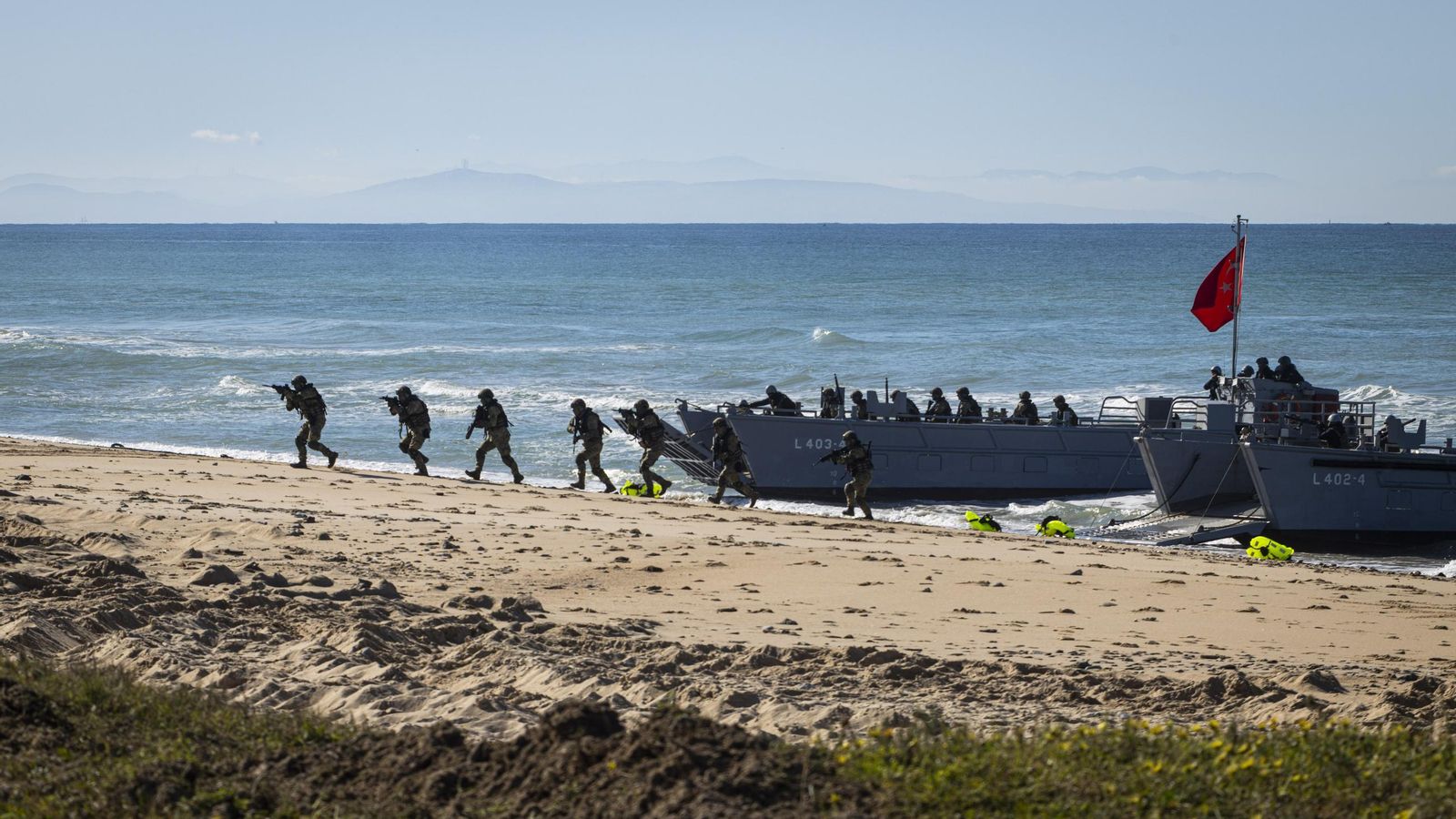 Las imágenes del gran desembarco de la OTAN en Barbate: aviones 'Harrier', helicópteros, lanchas e infantes de Marina asaltan la playa del Retín