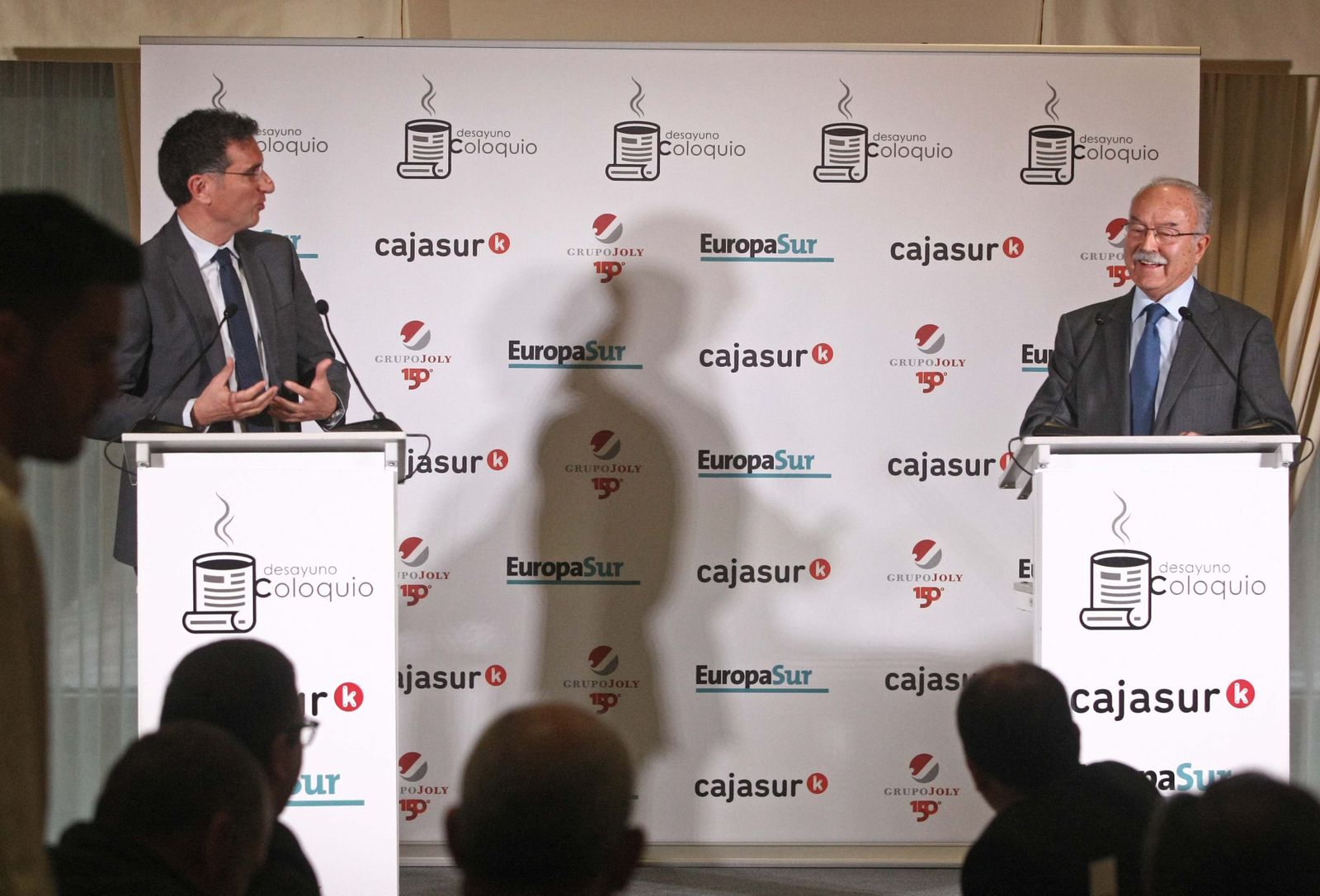 Javier Chaparro, director de ‘Europa Sur’, conversa con Manuel Morón, presidente del Puerto de Algeciras, durante el desayuno coloquio.
