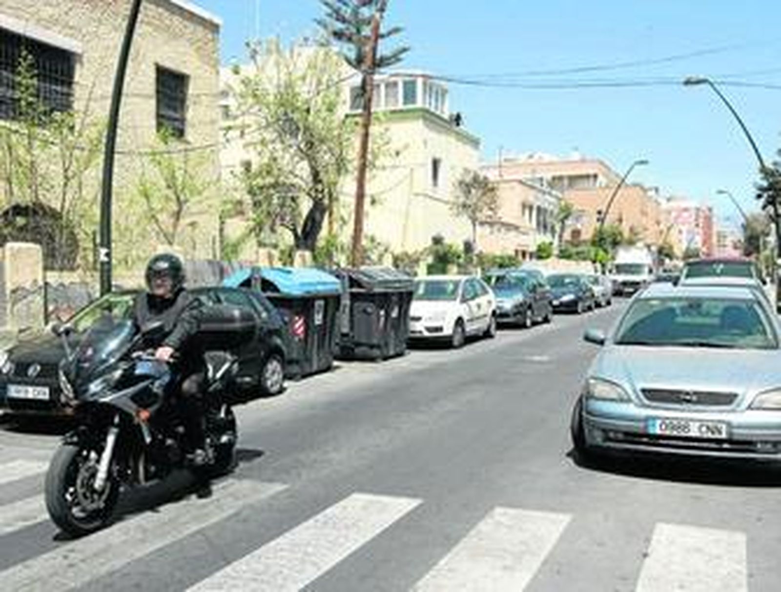 Una calle repleta de coches aparcados en Ciudad Jardín.
