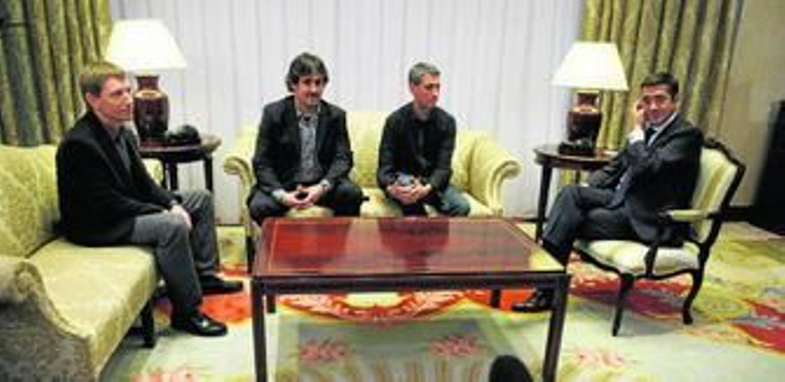 Rufi Etxeberria (izquierda 'abertzale'), Pello Urizar (EA), Oskar Matute (Alternatiba) y Patxi López (izda. a dcha.), durante su reunión de ayer en la Lehendakaritza.