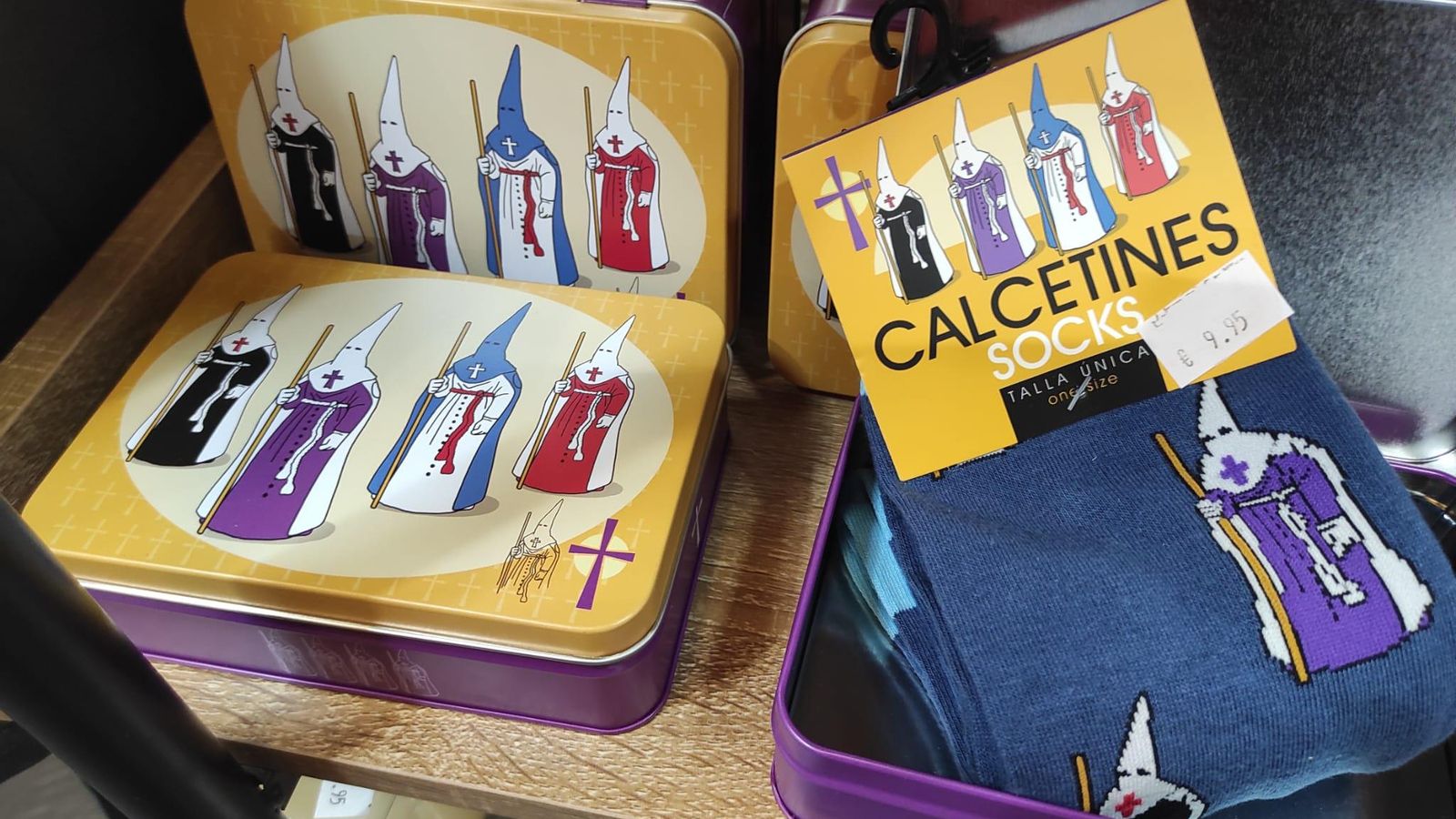 Los calcetines cofrades, en talla única, son un original regalo para estas fechas.