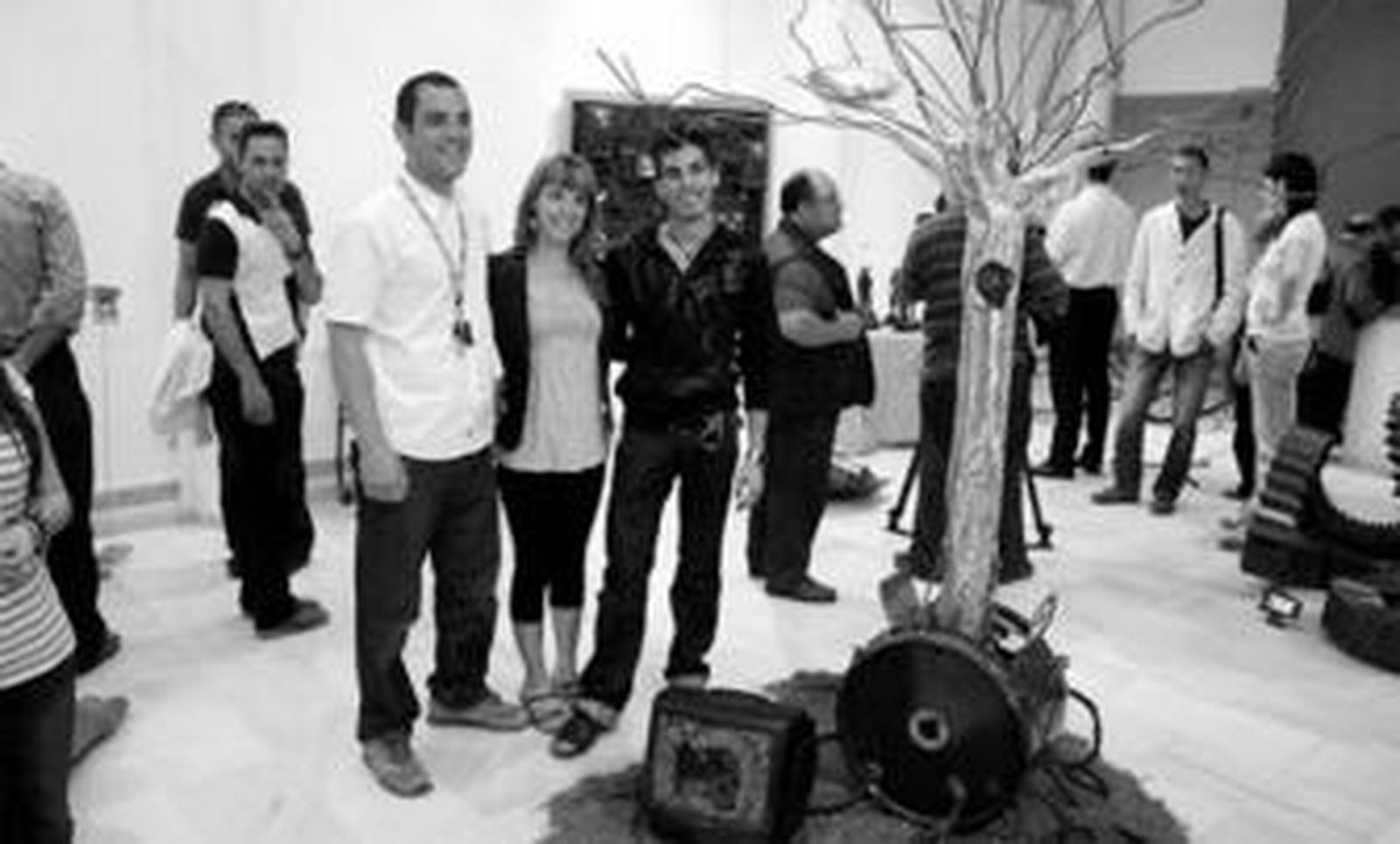 1. Los ganadores con su obra 'La naturaleza se abre paso', Juan Miguel Mateos Ruiz, Davinia Román y Álvaro Vizcaíno, del Grupo Accióncreativa.  2. Manuel Remesal, Pedro Rodríguez, Jaime de Vicente y Jesús España. 3. Pedro Rodríguez recibe a José Luis García Palacios en presencia de Manuel Remesal 4. El trompetista que en los jardines recibe al espectador de esta exposición. 5. 'La bicicleta de Irene', de Yasuaki Kitagawa. 6. Un numeroso publico se dio cita ayer en la sala de los brazos de la Casa Colón, en primer término una obra de Roger Coll.