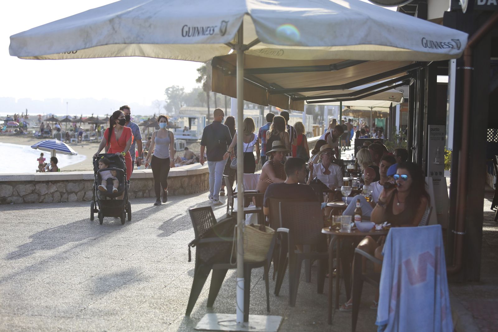 Así se está viviendo el verano del coronavirus en Pedregalejo. Fotos al atardecer