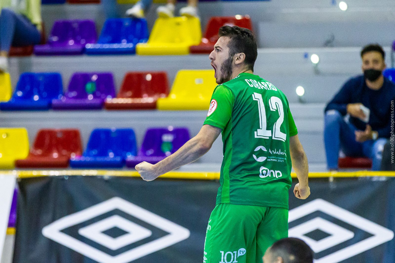 Fernando Cobarro celebra un gol en un partido en casa de la temporada pasada.