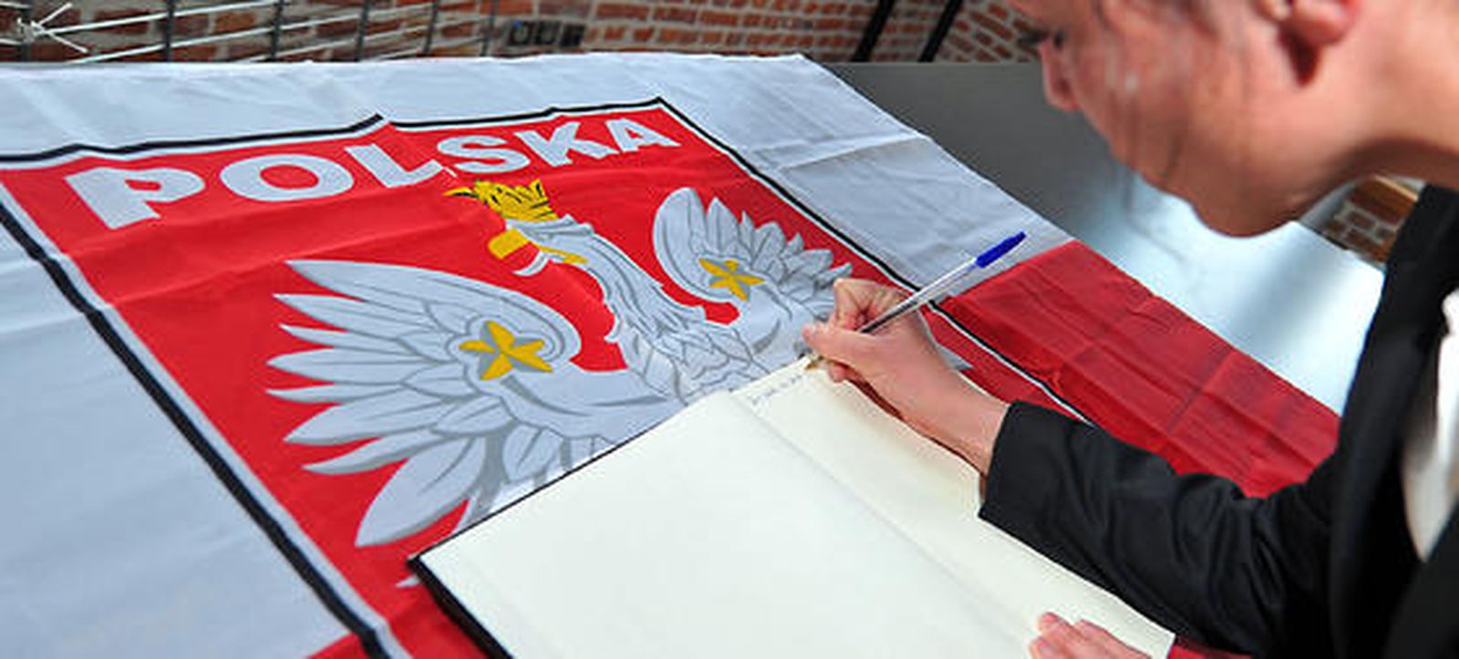 El presidente de Polonia, Lech Kaczynski, y otras 95 personas, entre ellos más de una veintena de altor cargos políticos y militares, mueren en un accidente aéreo. / Reuters