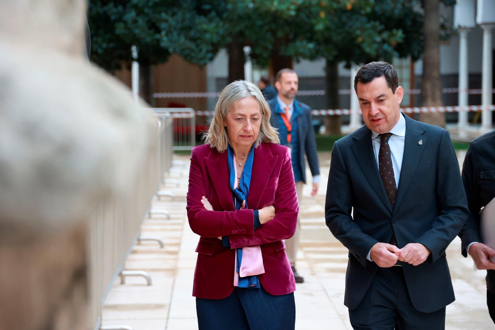 Juanma Moreno junto a la consejera de Salud, Rocío Hernández, en los patios del Parlamento.