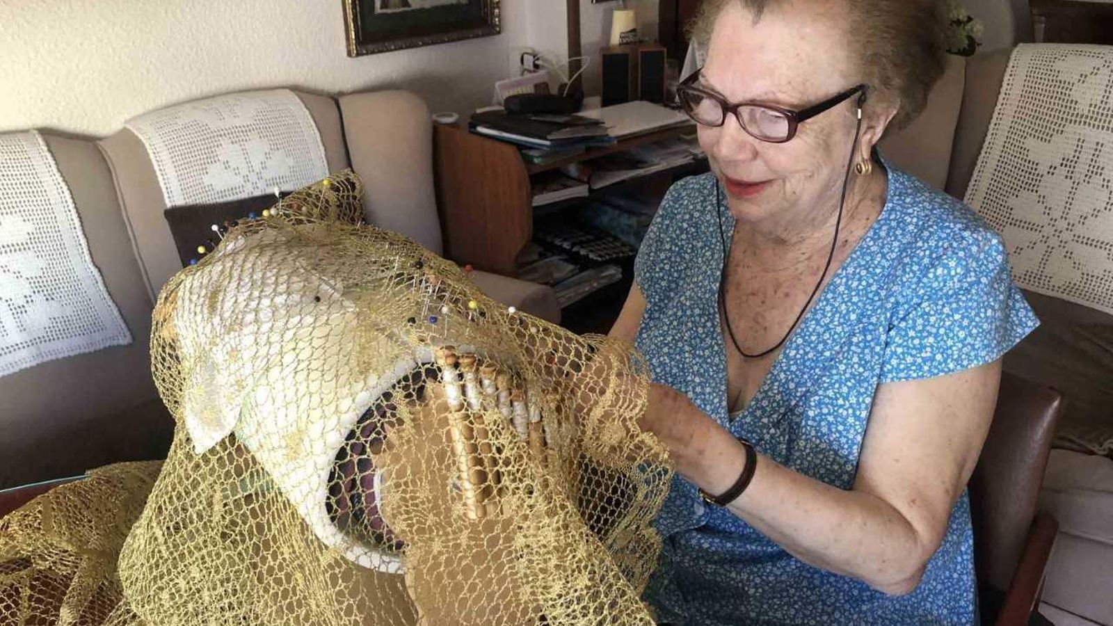 Alejandrina durante la elaboración de la mantilla.