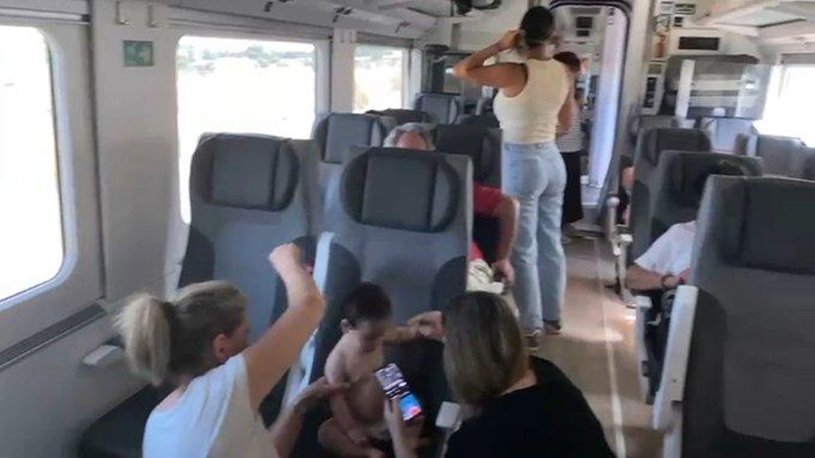 Pasajeros del Alvia abanicándose en los vagones. Pasajeros del Alvia abanicándose en los vagones.