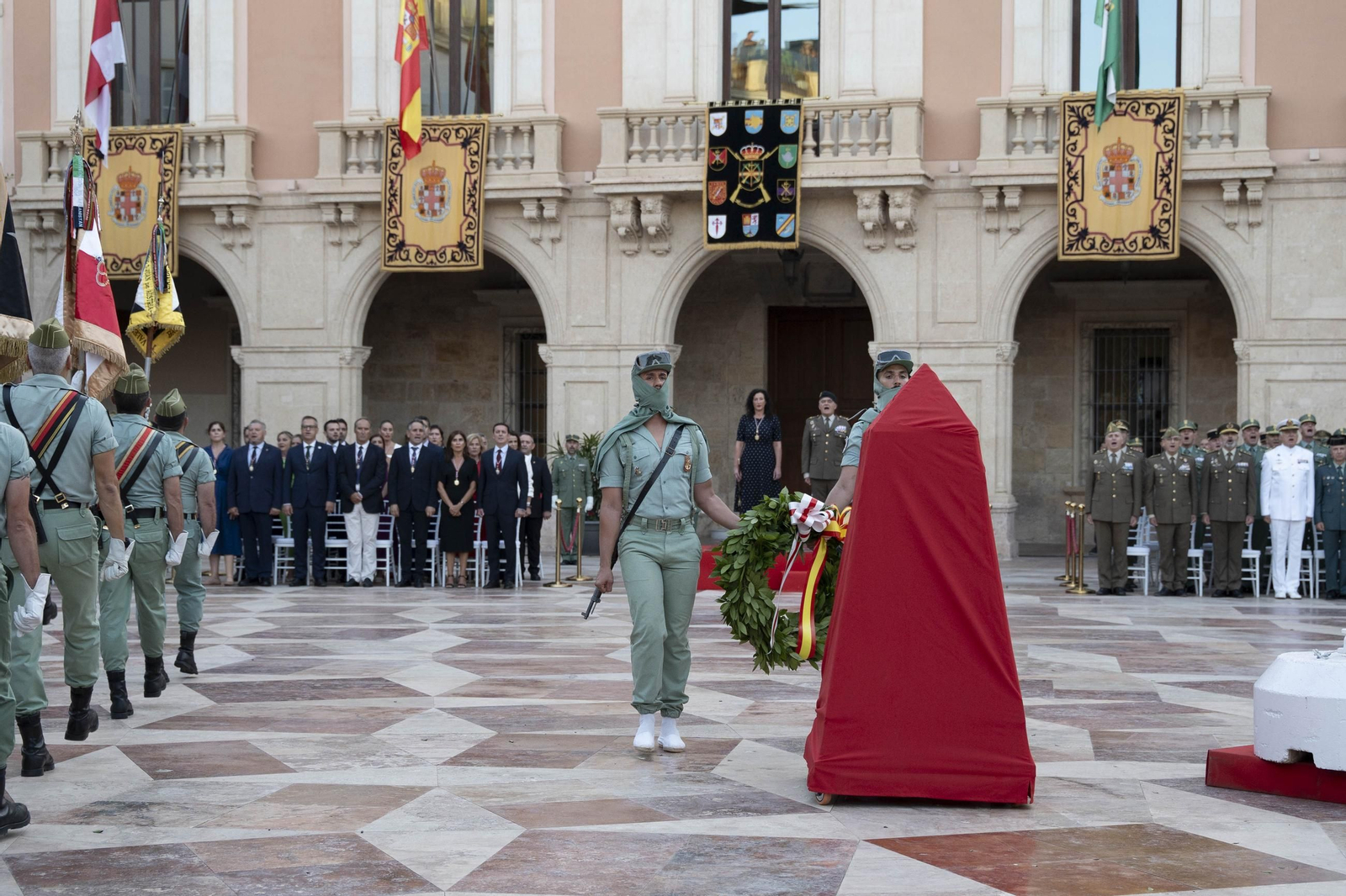 El Escudo de Oro de la ciudad de Almería a la Legión, en imágenes