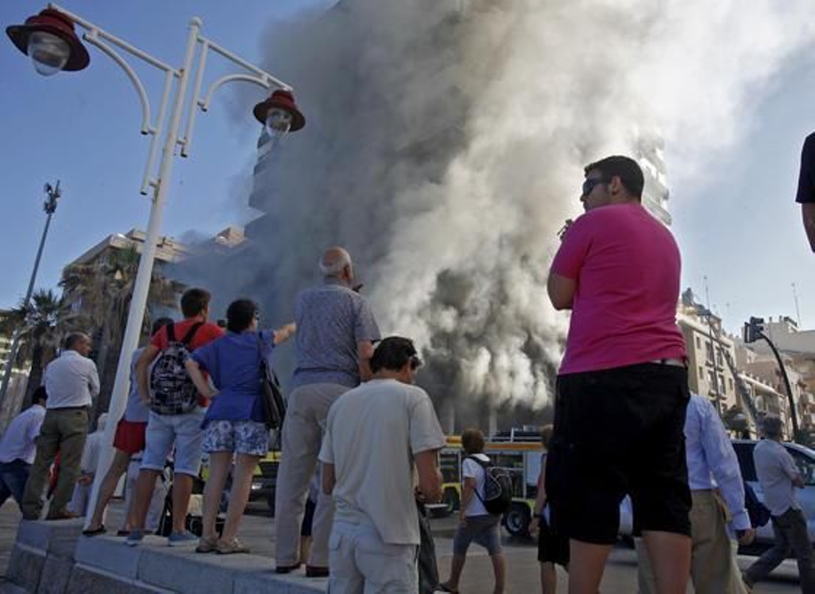 Espectacular incendio en un edificio de la calle Brasil. /Jesús Marín