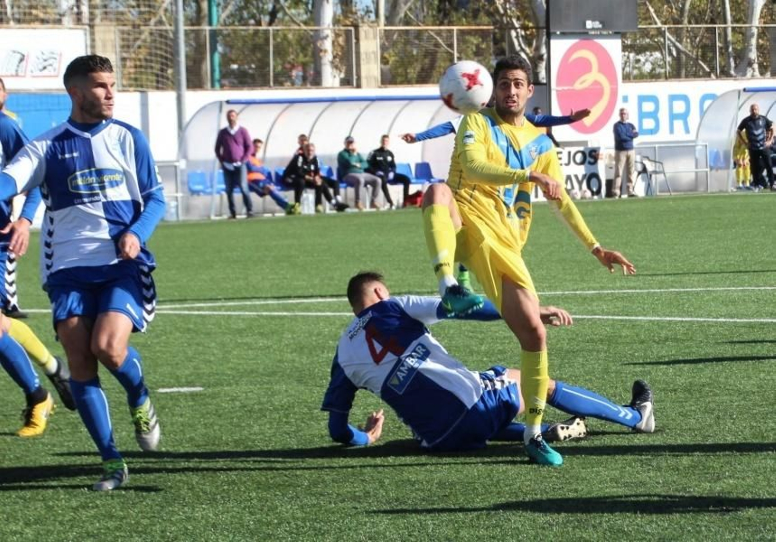 Álvaro Vega (d), en un partido en su etapa como jugador del Badalona.