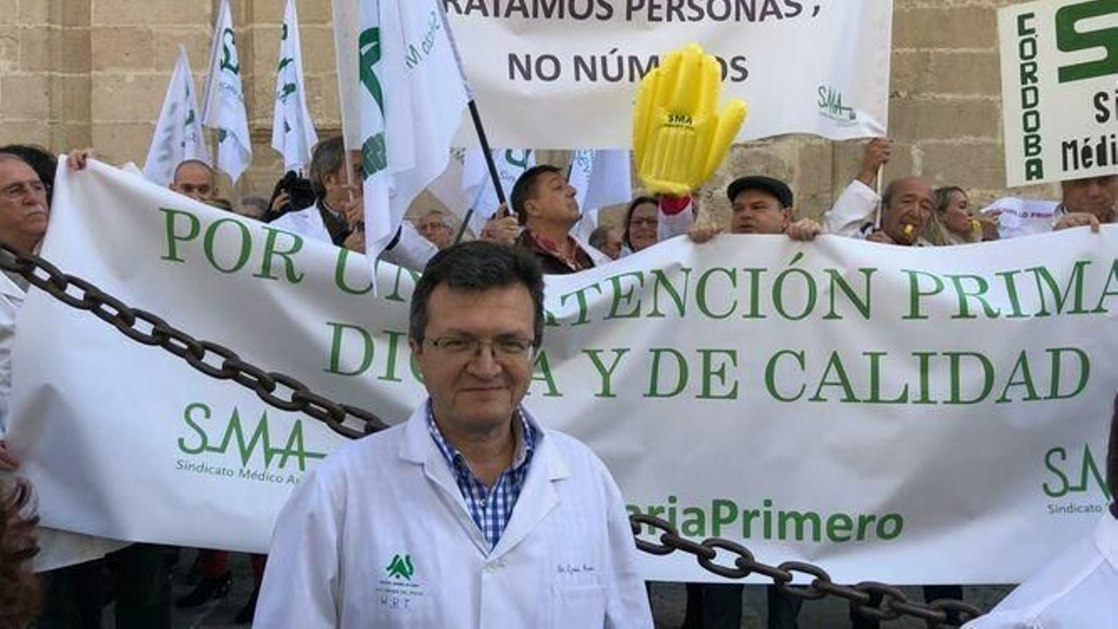 Rafael Ojeda, presidente del Sindicato Médico de Sevilla, en una protesta reciente en defensa de la sanidad pública.