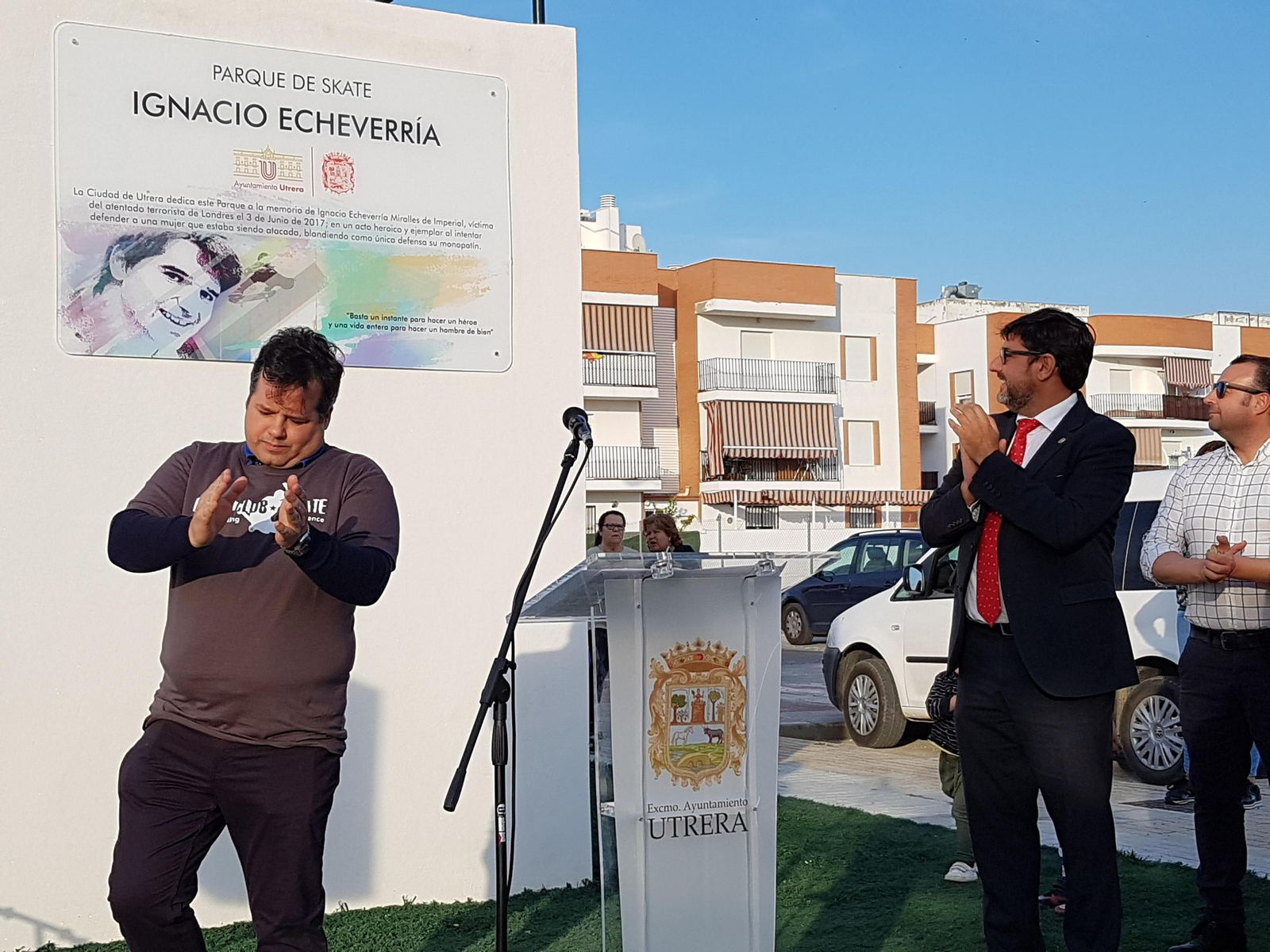 Joaquín Echeverría, hermano del patinador asesinado por los yihadistas, y el alcalde, tras descubrir la placa.