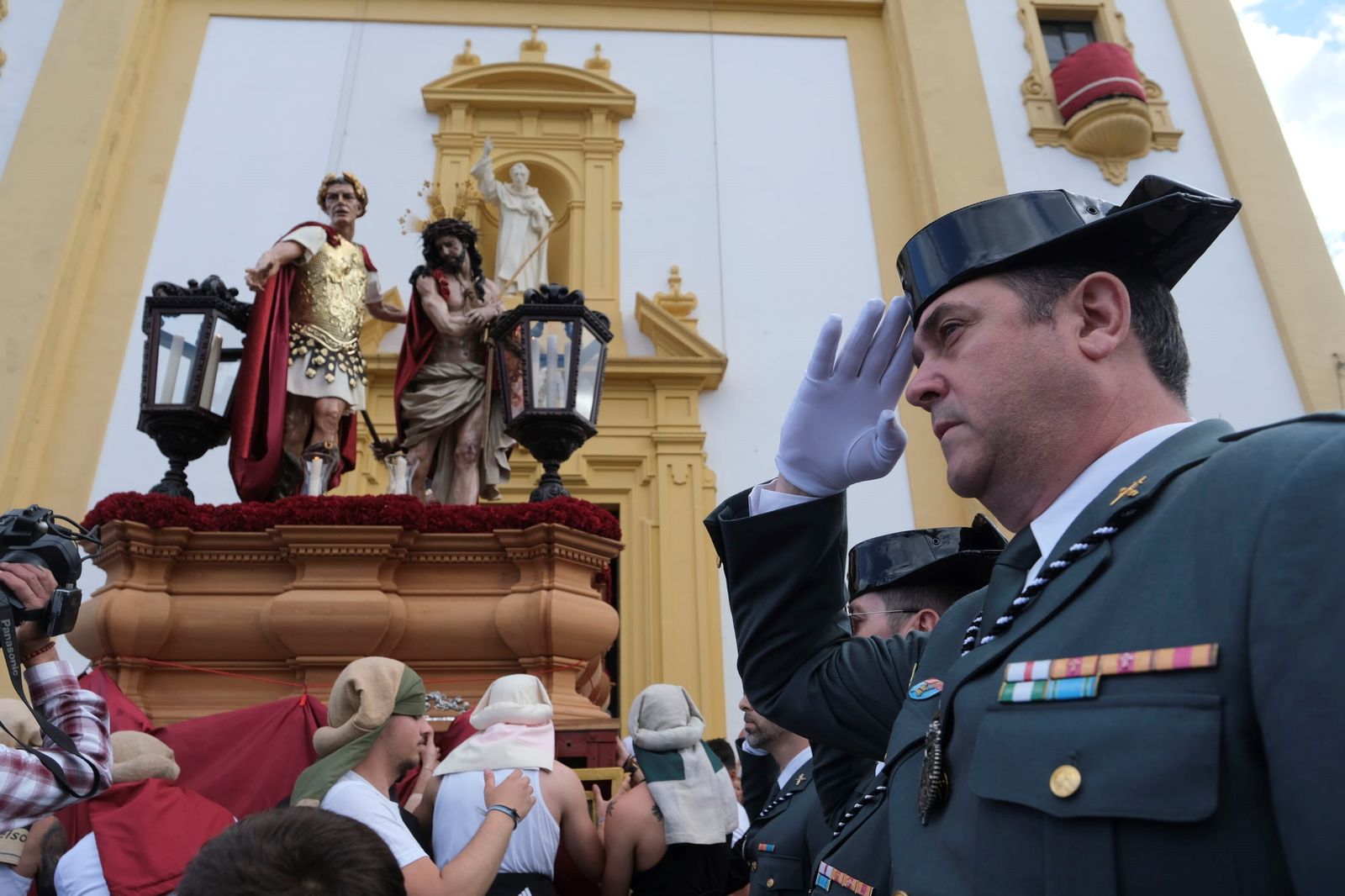 Sábado de Pasión en Córdoba: la procesión de la hermandad de la Presentación al Pueblo de Córdoba, en imágenes