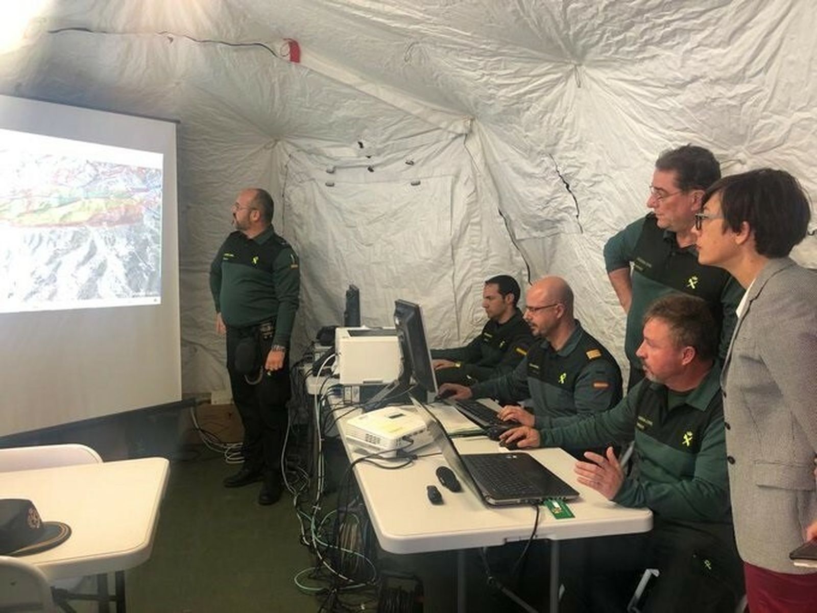 La subdelegada del Gobierno, María Gámez, comprueba las labores de la búsqueda de Dana en el puesto de mando.