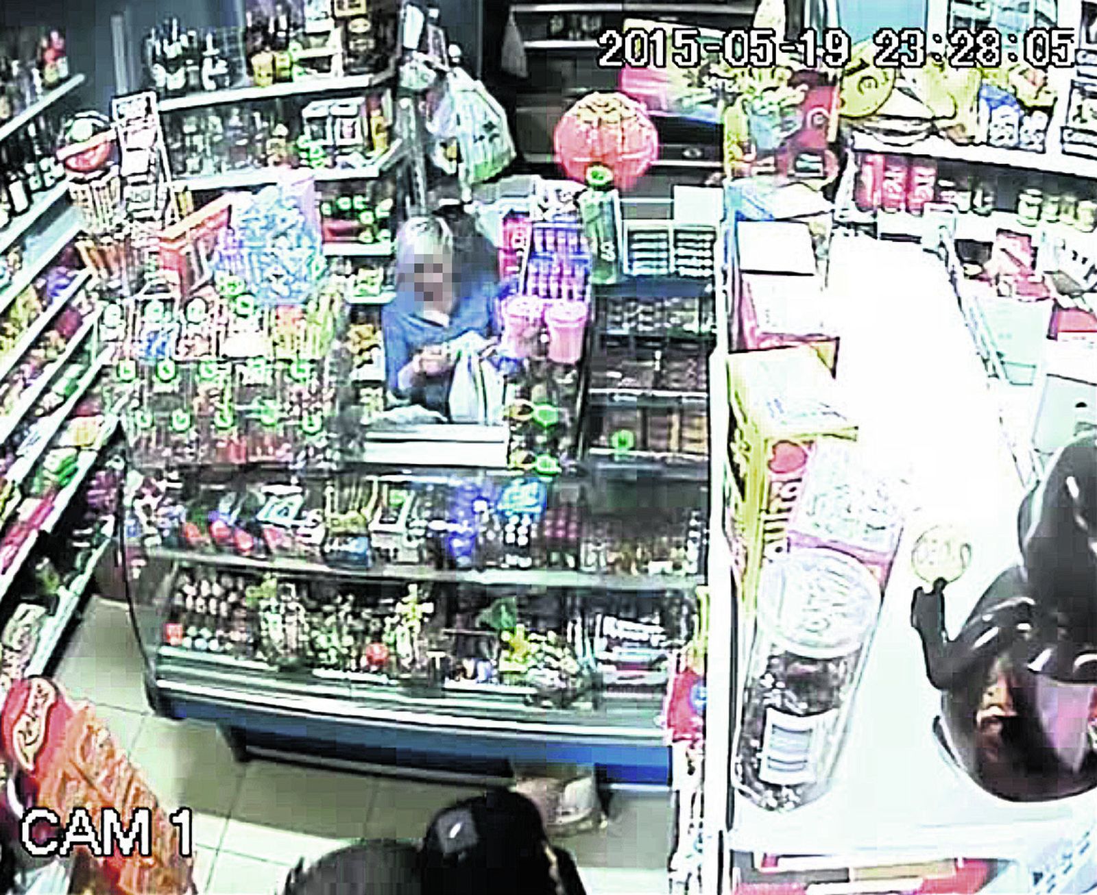 La mujer, grabada por las cámaras de seguridad de su tienda.