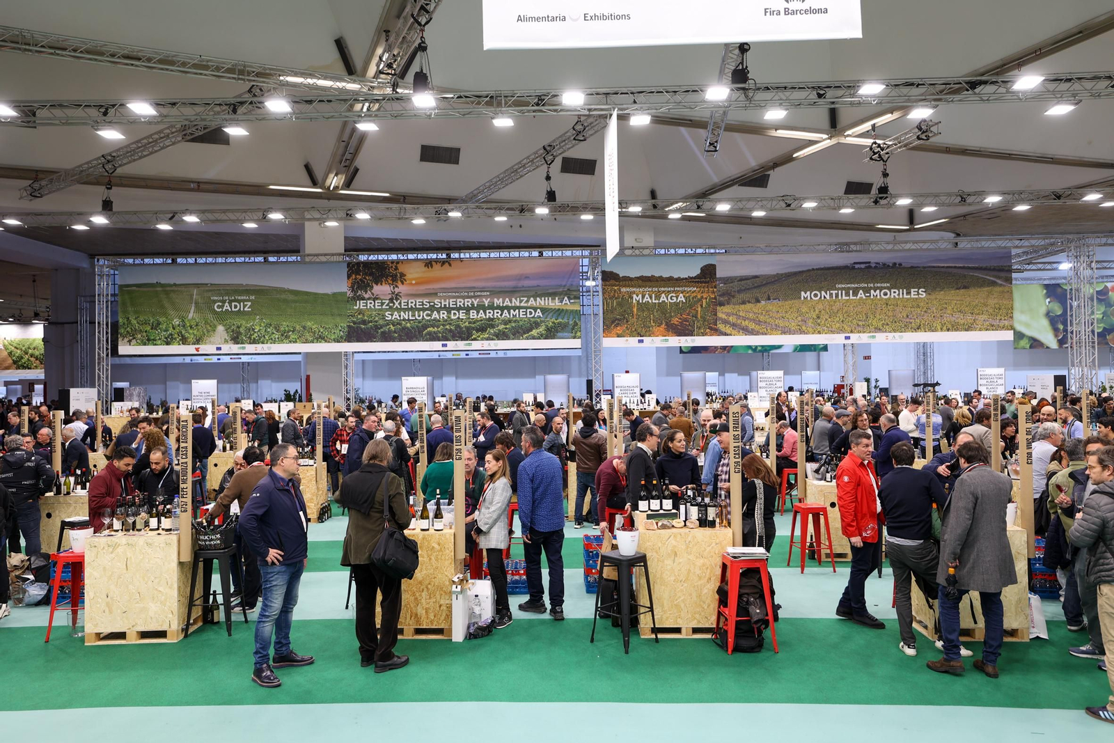 Carteles identificativos de los vinos de la Tierra de Cádiz y la DO Jerez y Manzanilla de Sanlúcar, junto a otras DO andaluzas en la feria de Barcelona.