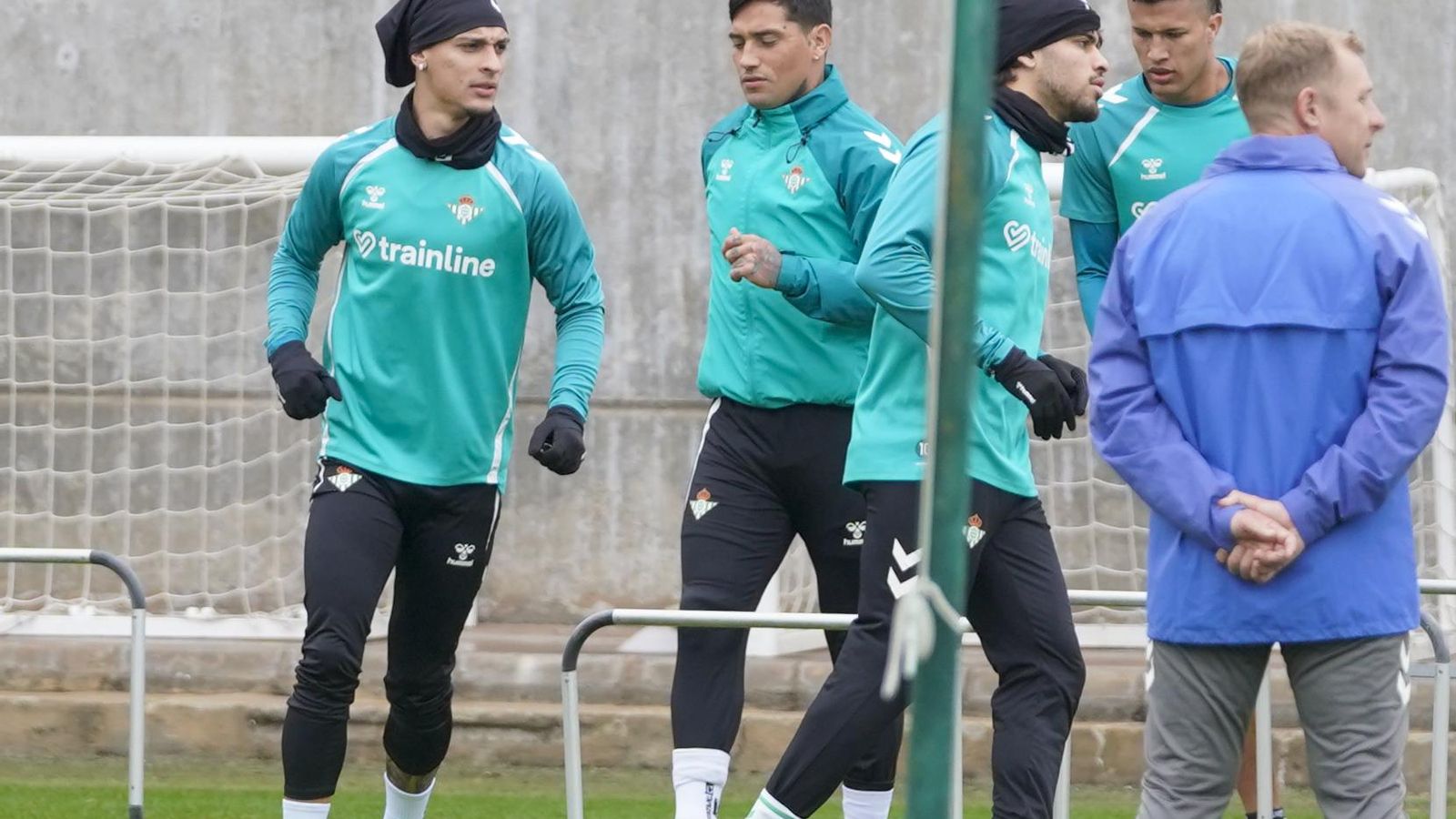 Antony se ejercita junto al Chimy, Abde y Fornals en el entrenamiento de este pasado viernes.