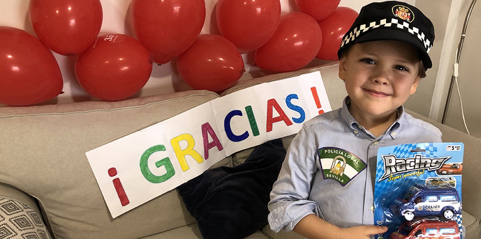 Juan Martínez García, tras recibir la sorpresa de la Policía Local de Sevilla.