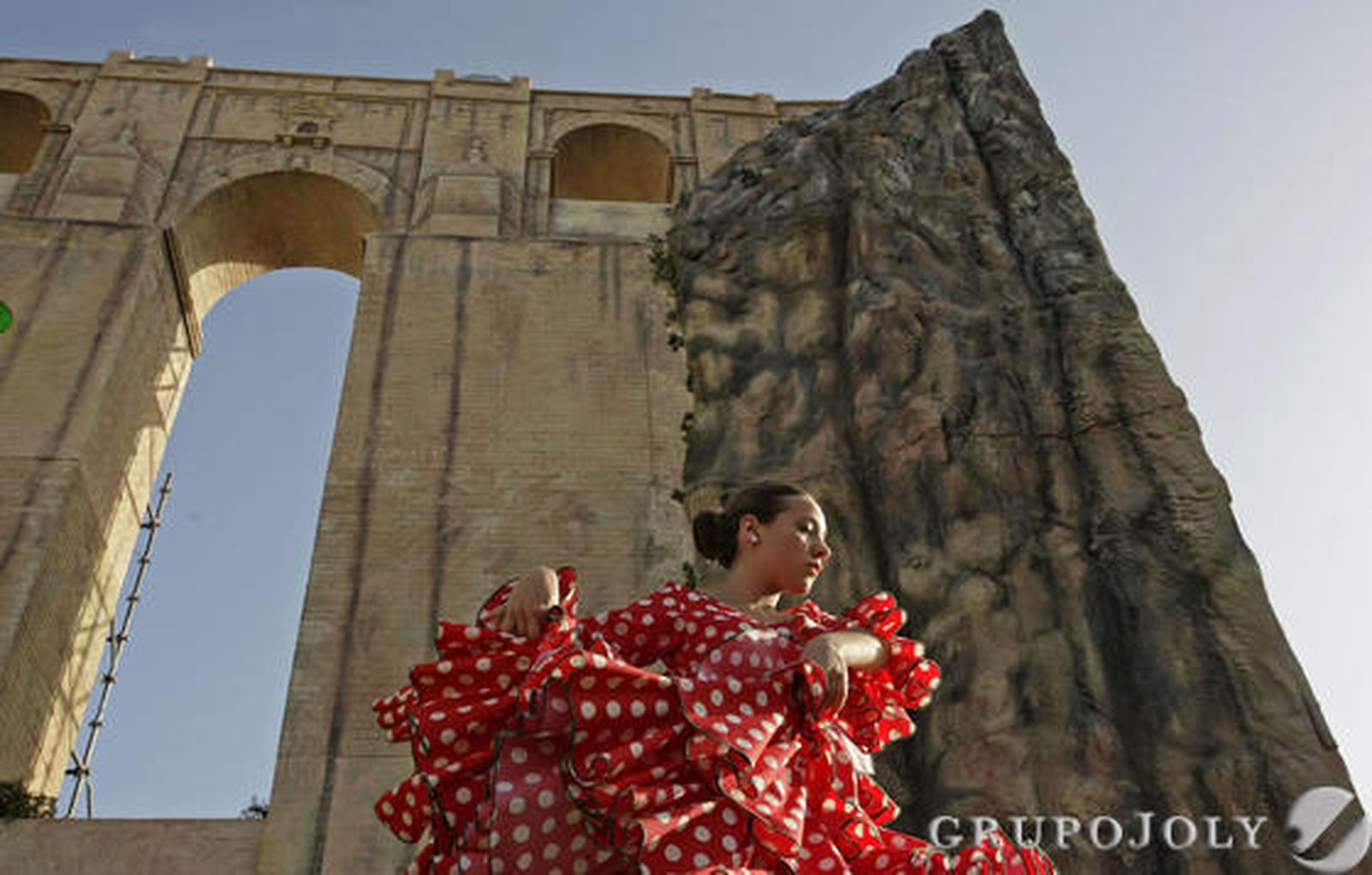 Cristina Barcia y Estefanía del Río, reinas infantil y juvenil respectivamente, fueron coronadas en un imponente escenario que recreaba el Tajo de Ronda.

Foto: Erasmo Fenoy