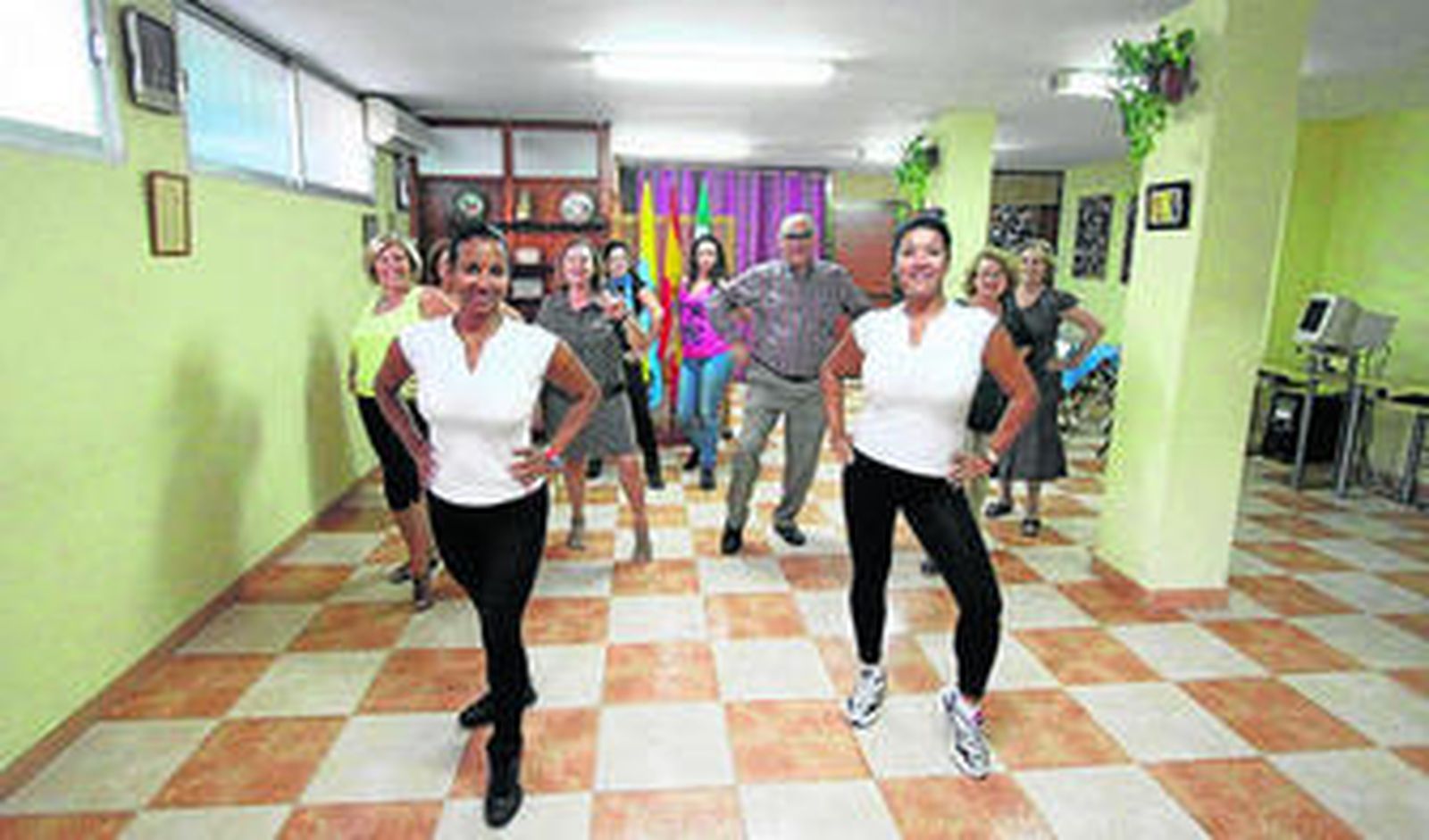 Algunas socias y socios de Nuevos Horizontes, en mitad de una clase de baile.