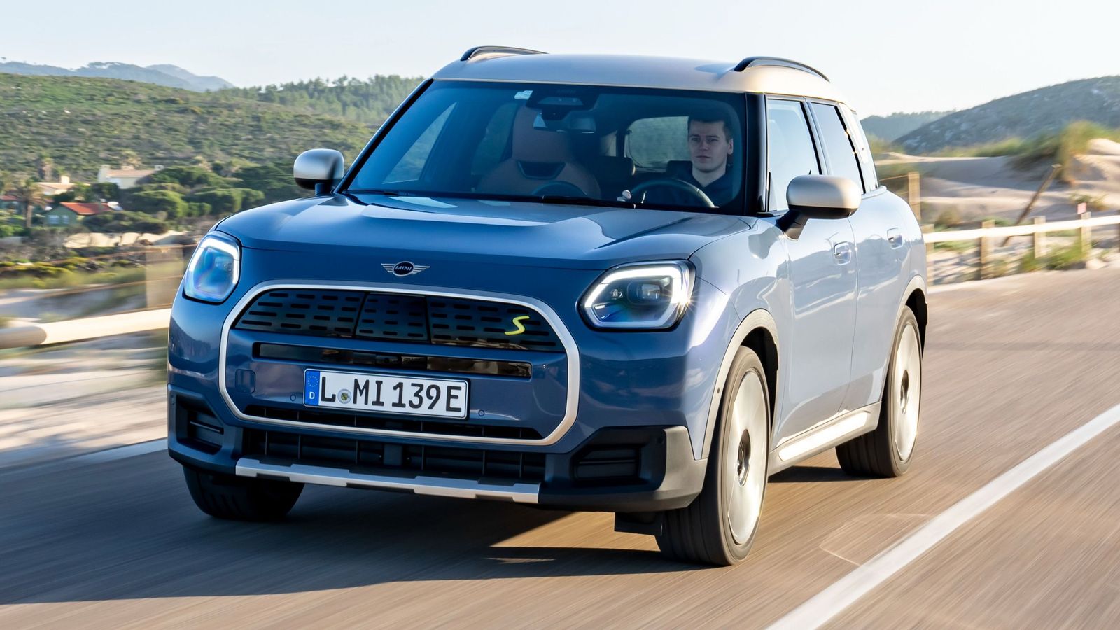 El Countryman SE All4 llega a sumar 35 km adicionales de alcance con una carga de su batería. Esta puede hacerse con potencias de hasta 130 o 22 kW, según el tipo de corriente que se use.