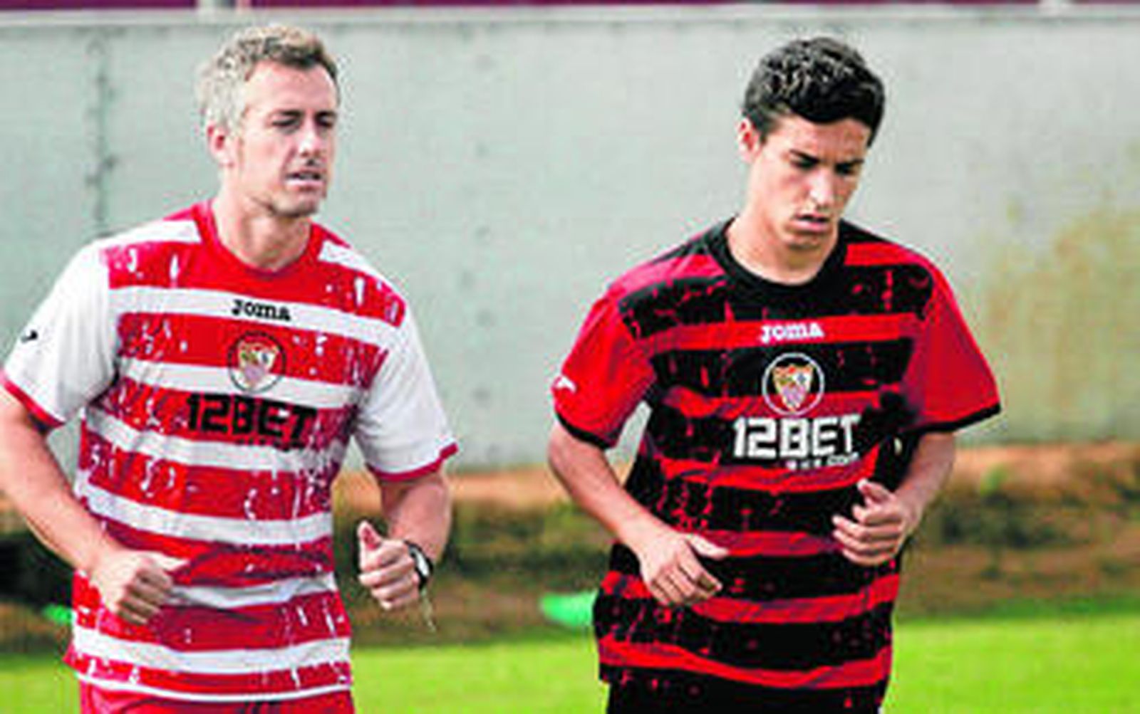 Jesús Navas, ayer, realizando carrera continua junto a Sergio Domínguez.