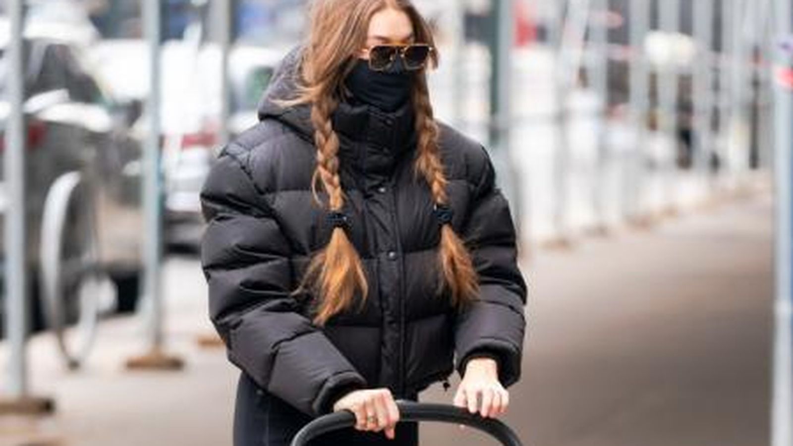 Gigi Hadid, con acolchado negro.