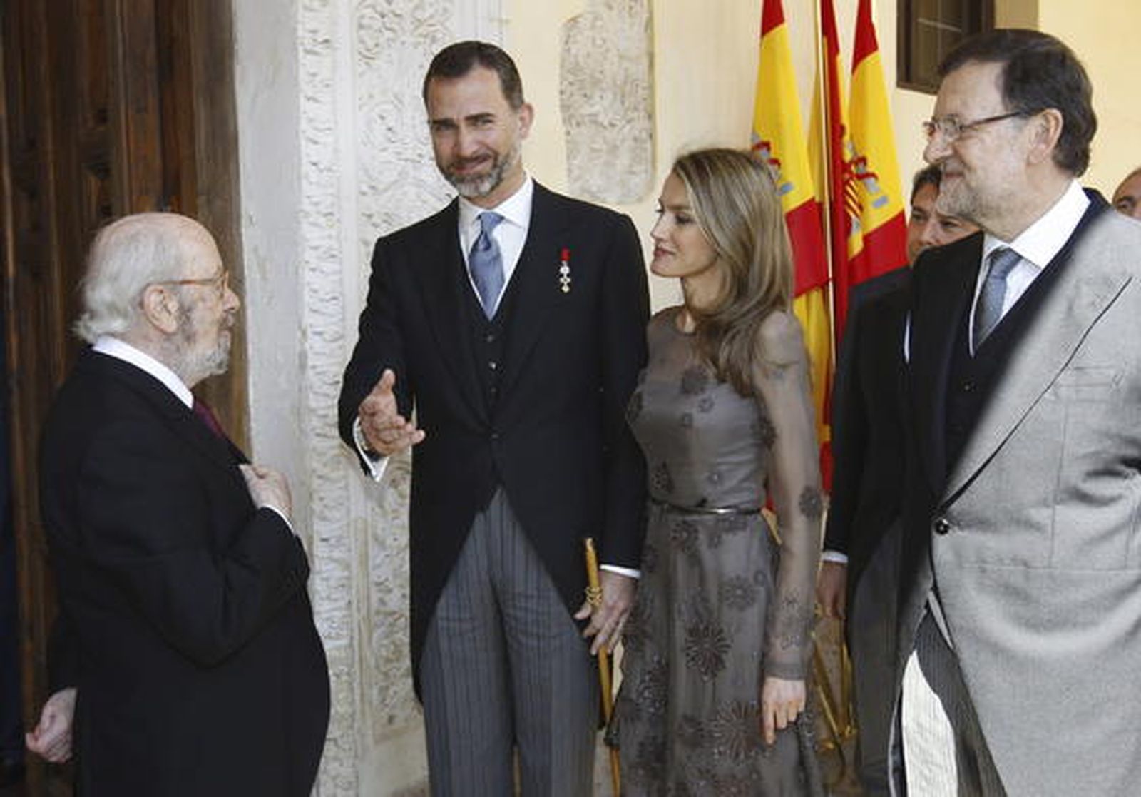 Caballero Bonald, el Príncipe Felipe, la Princesa Letizia y el presidente del Gobierno, Mariano Rajoy. / EFE