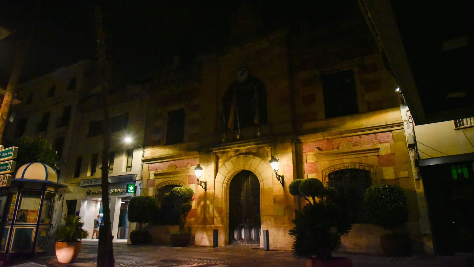 Fotos de edificios públicos y escaparates apagados en Algeciras por el plan de ahorro energético