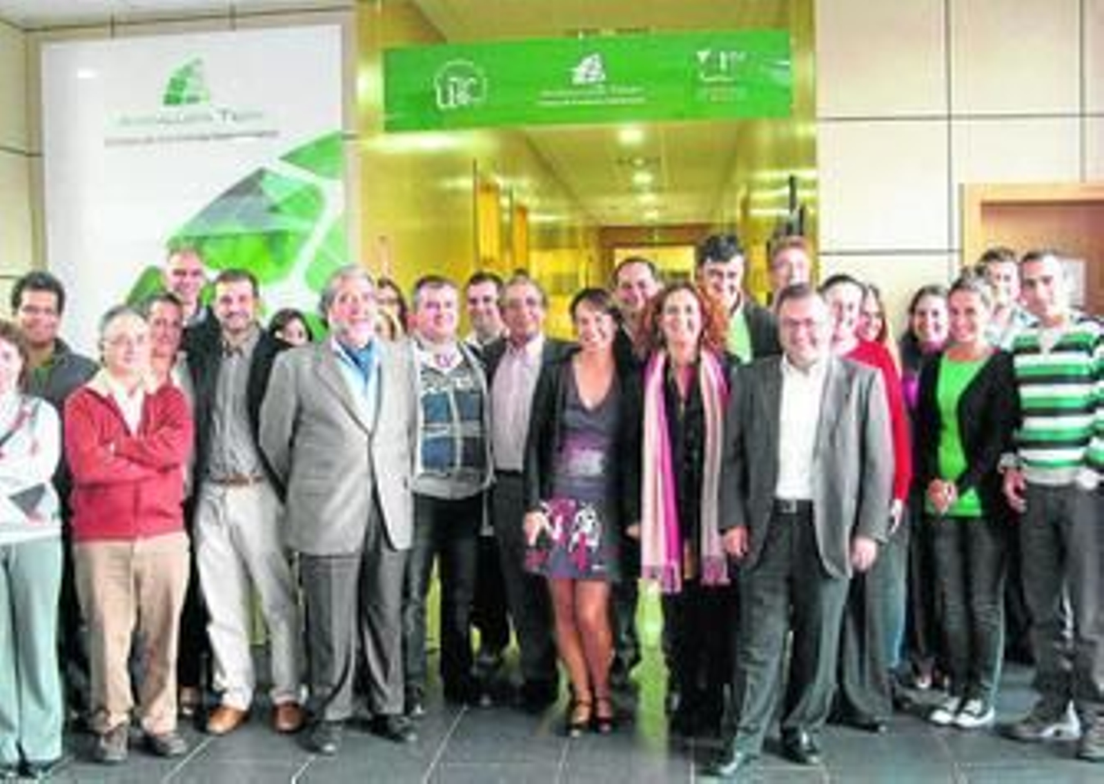 Foto de familia del encuentro de ayer del PSOE con investigadores.