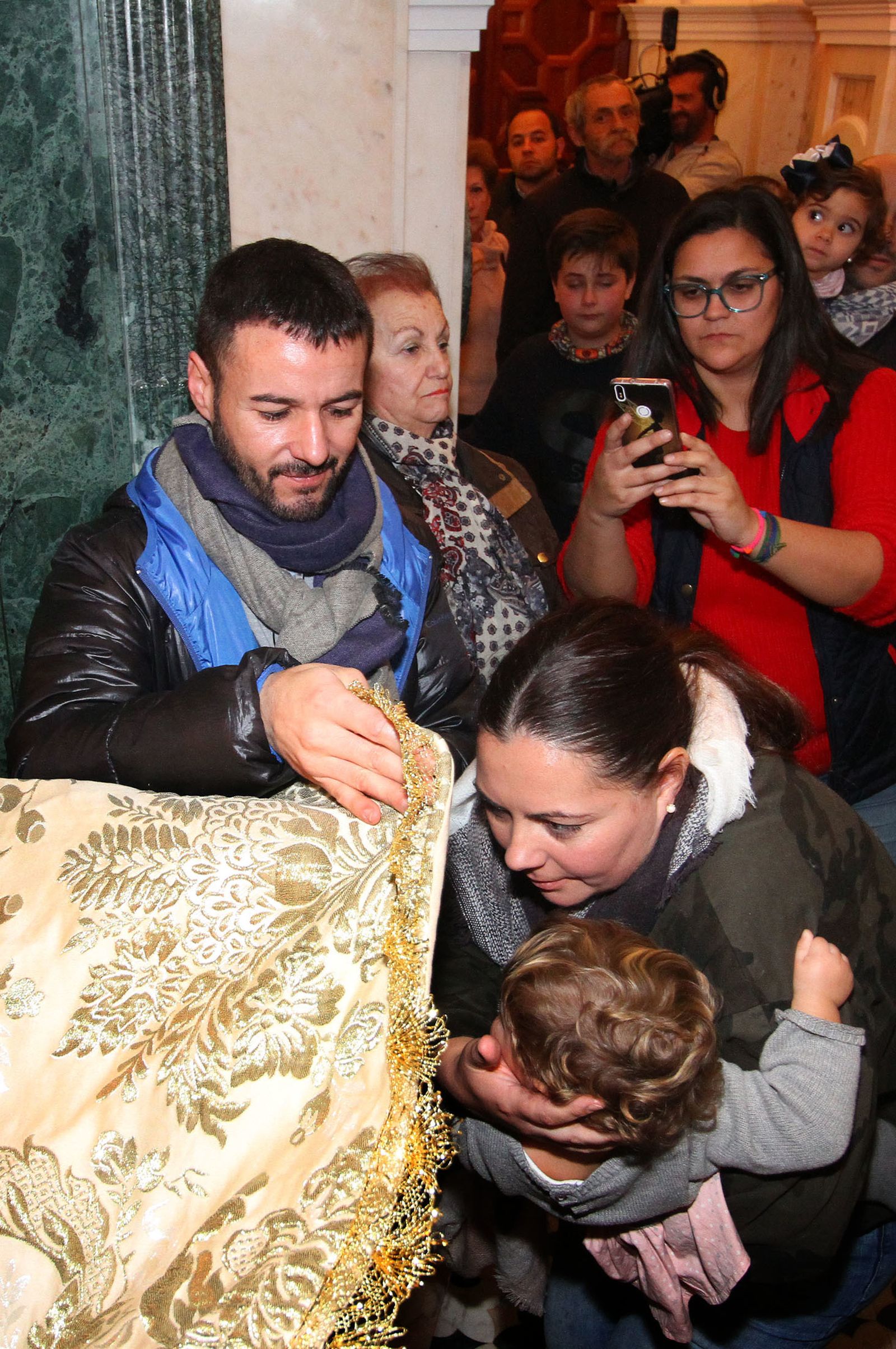 El Rocío celebra La Candelaria con la presentación de los niños a la Virgen, en imágenes