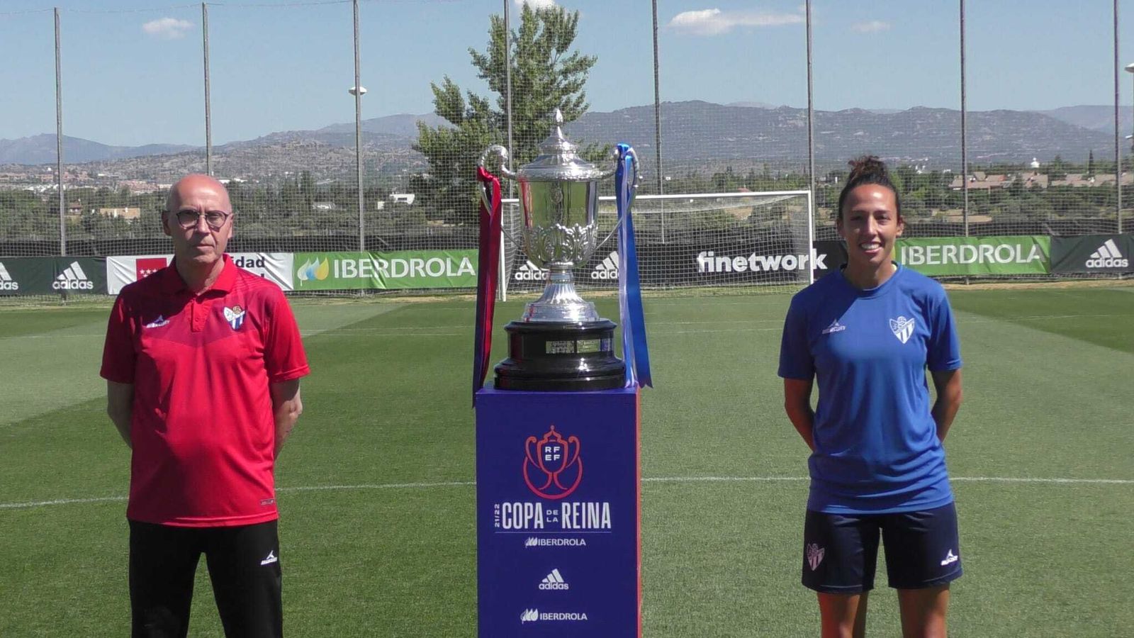 Antonio Toledo y Sandra Castelló posan junto a la Copa de la Reina.